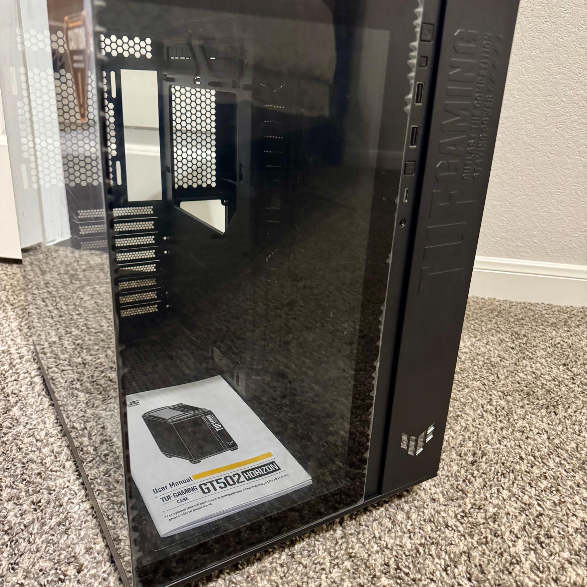 Black - Asus TUF Gaming GT502 in retail packaging.