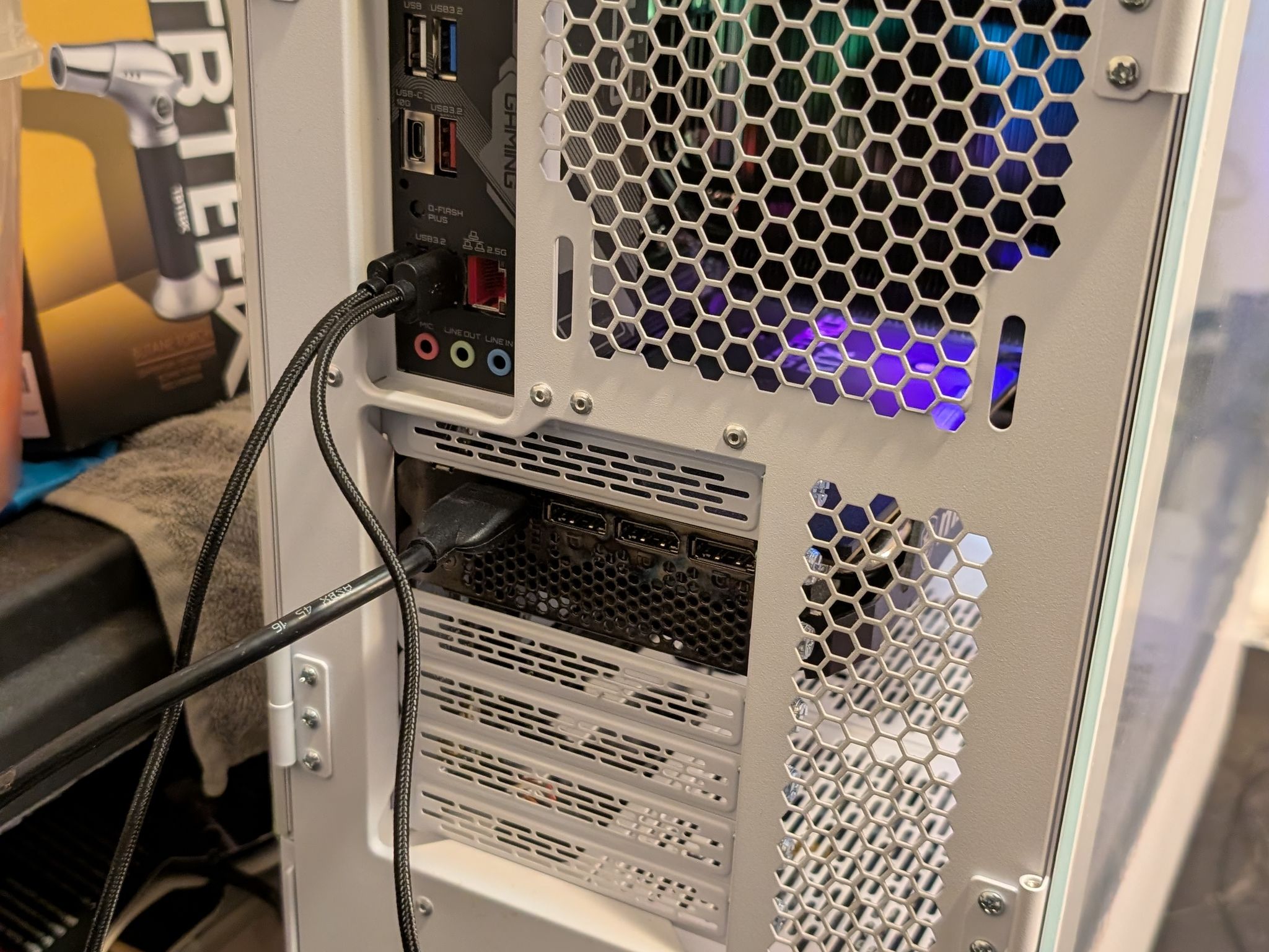 White Tempered Glass Ryzen 7 7700X 8-core RTX 3060 12GB 32GB DDR5