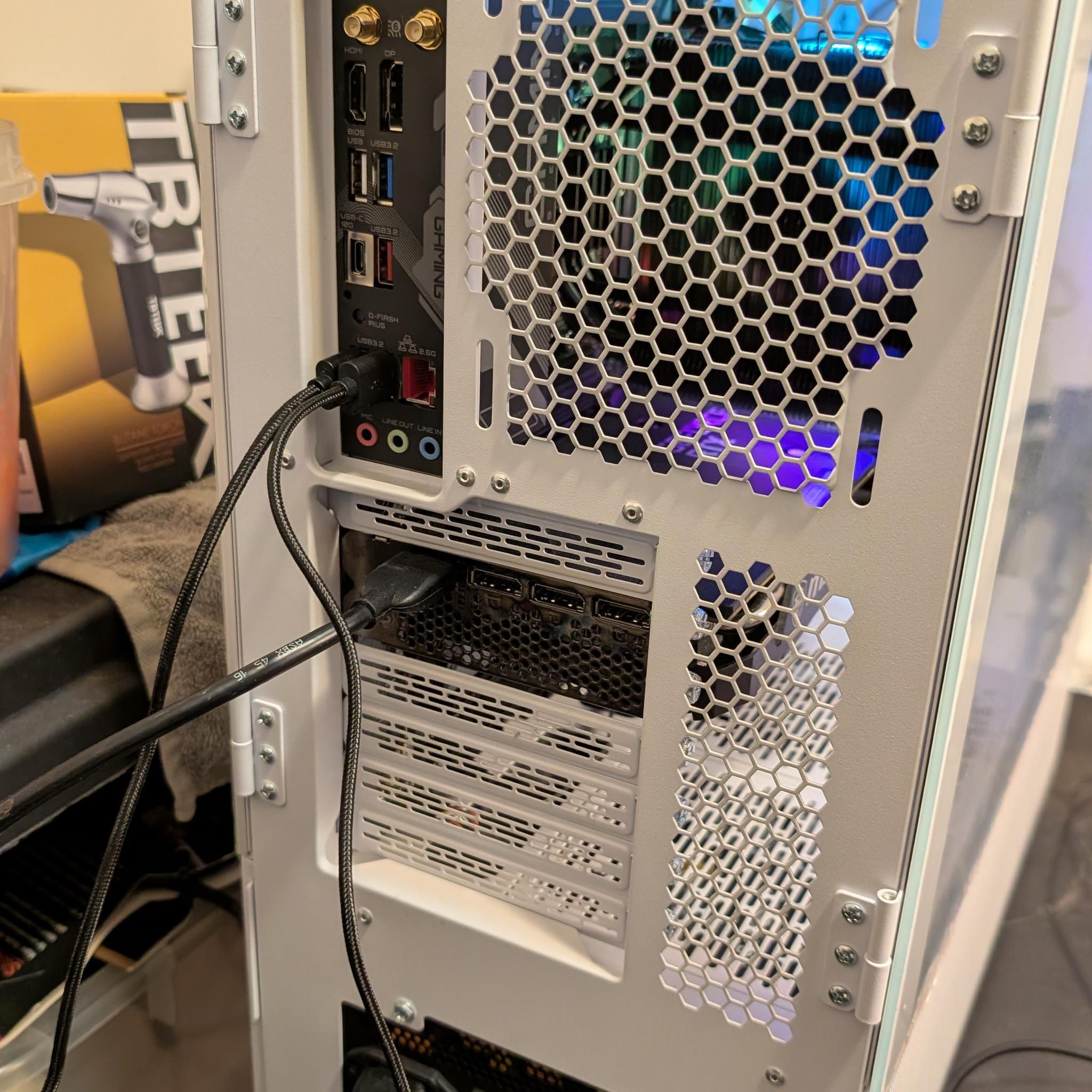 White Tempered Glass Ryzen 7 7700X 8-core RTX 3060 12GB 32GB DDR5