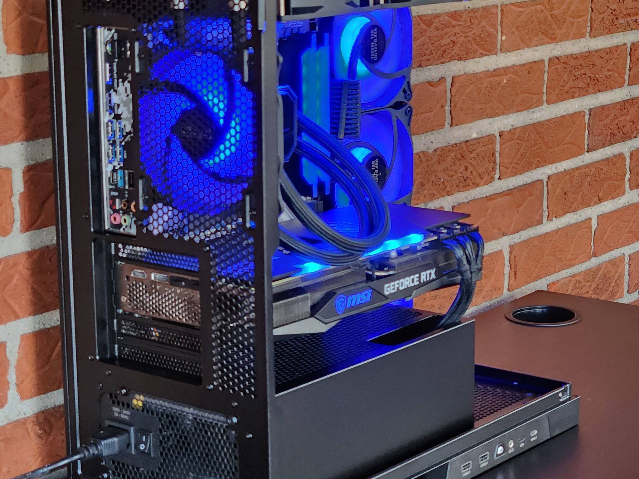 RTX 3080 // RYZEN 7 5700X // 360MM AIO // 16GB RAM // 1TB SSD