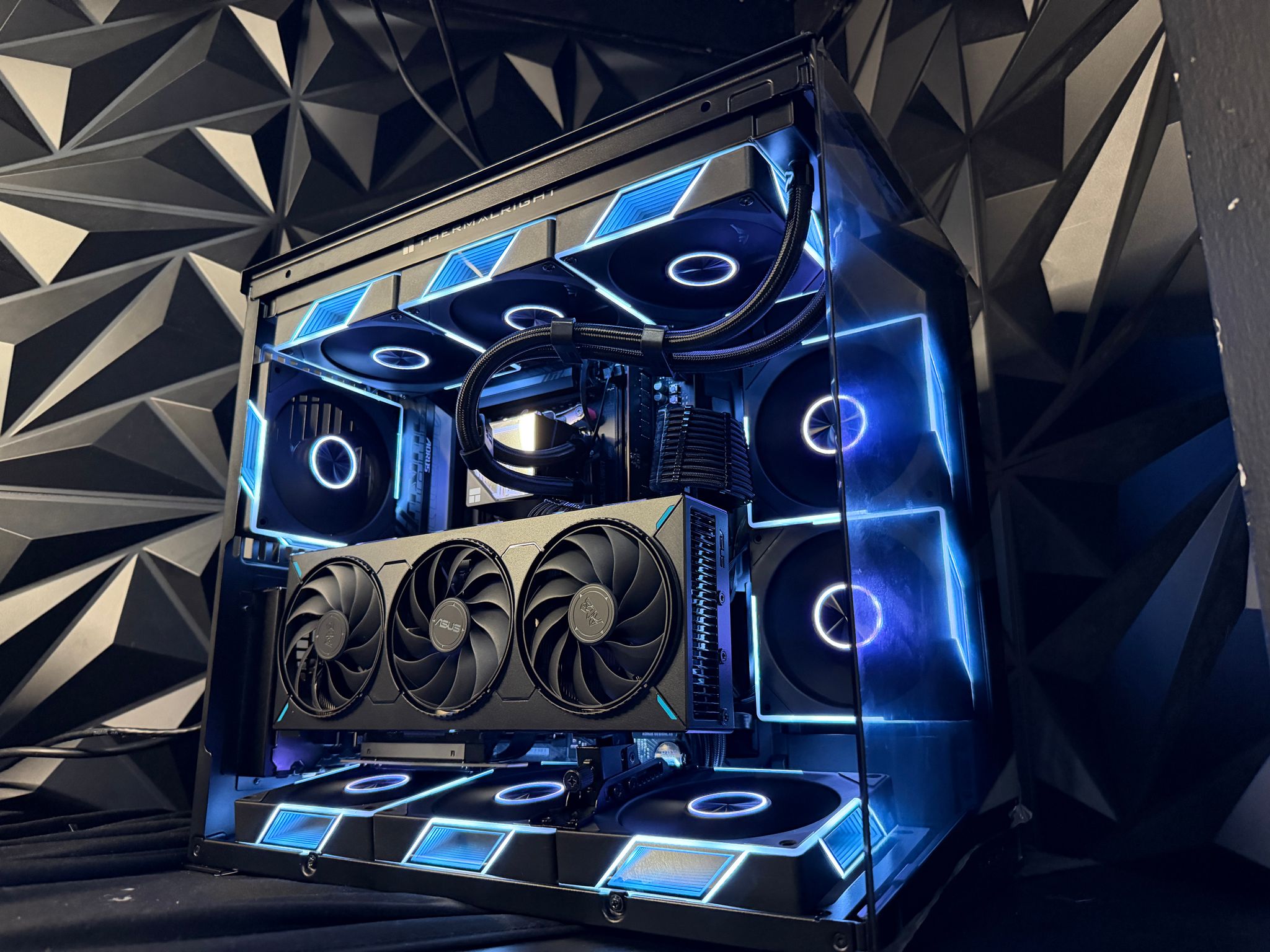 🕳️🌌 BLACK HOLE 🌌🕳️ Ryzen 9 7900X| RX 9070 GRE| 4.5 TB NVMe| 32 GB DDR5| 850W Gold PSU