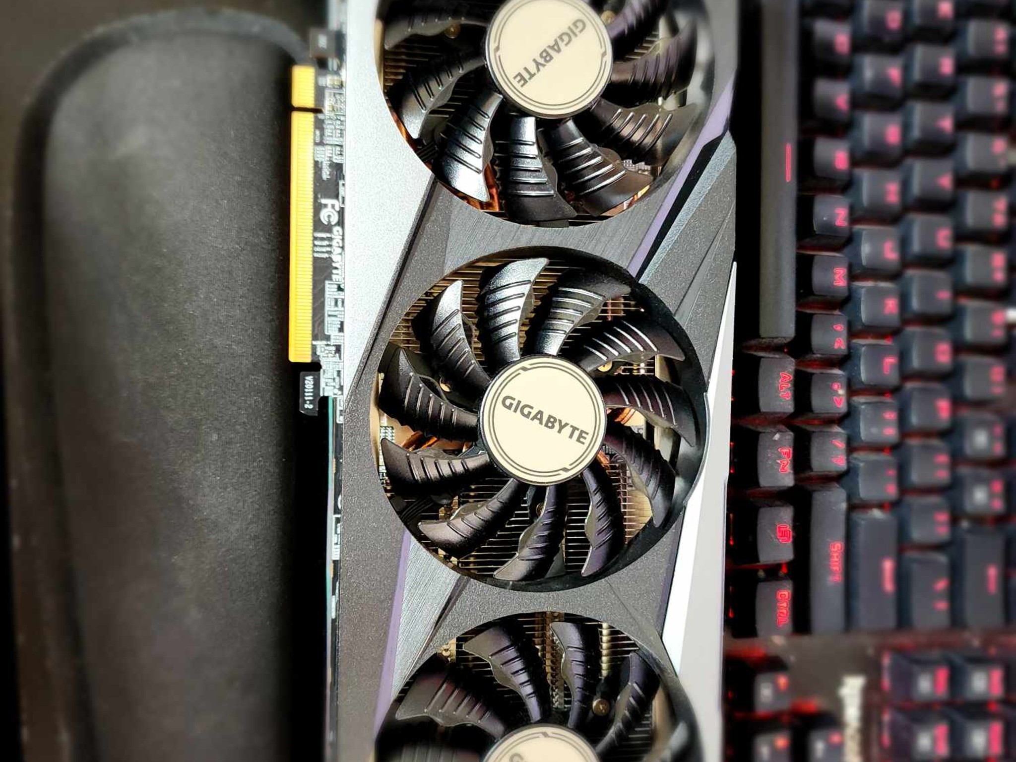 GIGABYTE Radeon RX 6800 GAMING OC 16G Graphics Card TOP TIER GAMING GPU