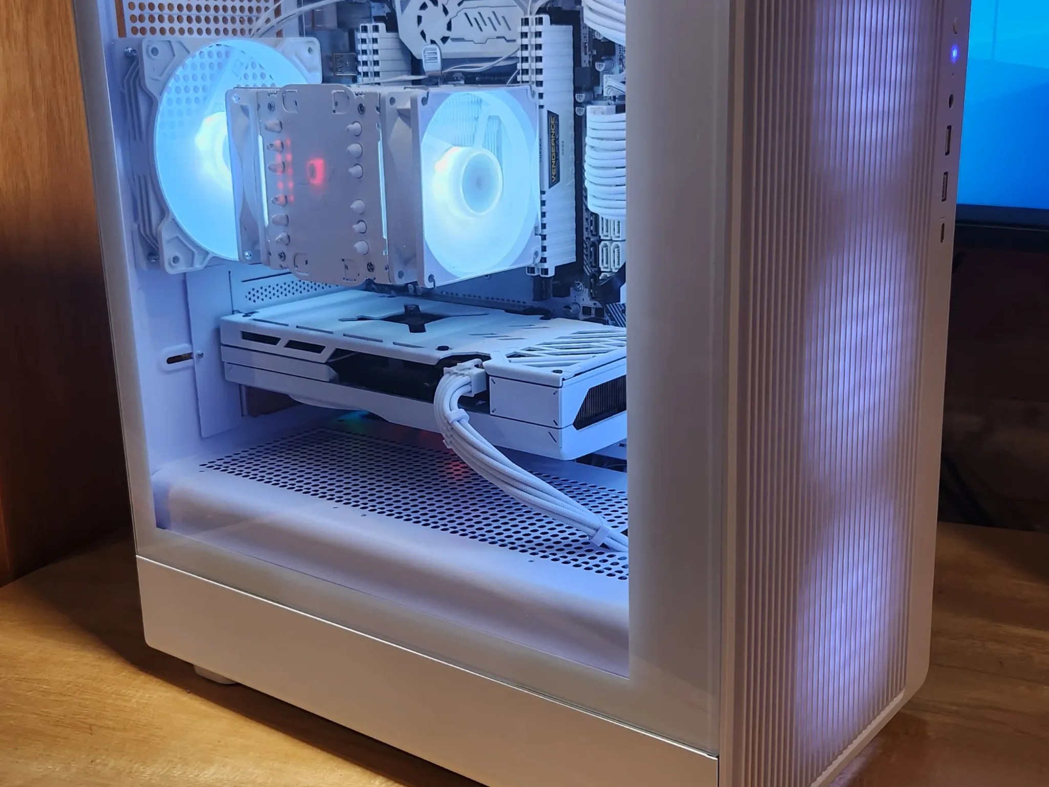 WHITE GAMING PC RX 7600, i7-6850k, 32GB RAM, 512GB SSD
