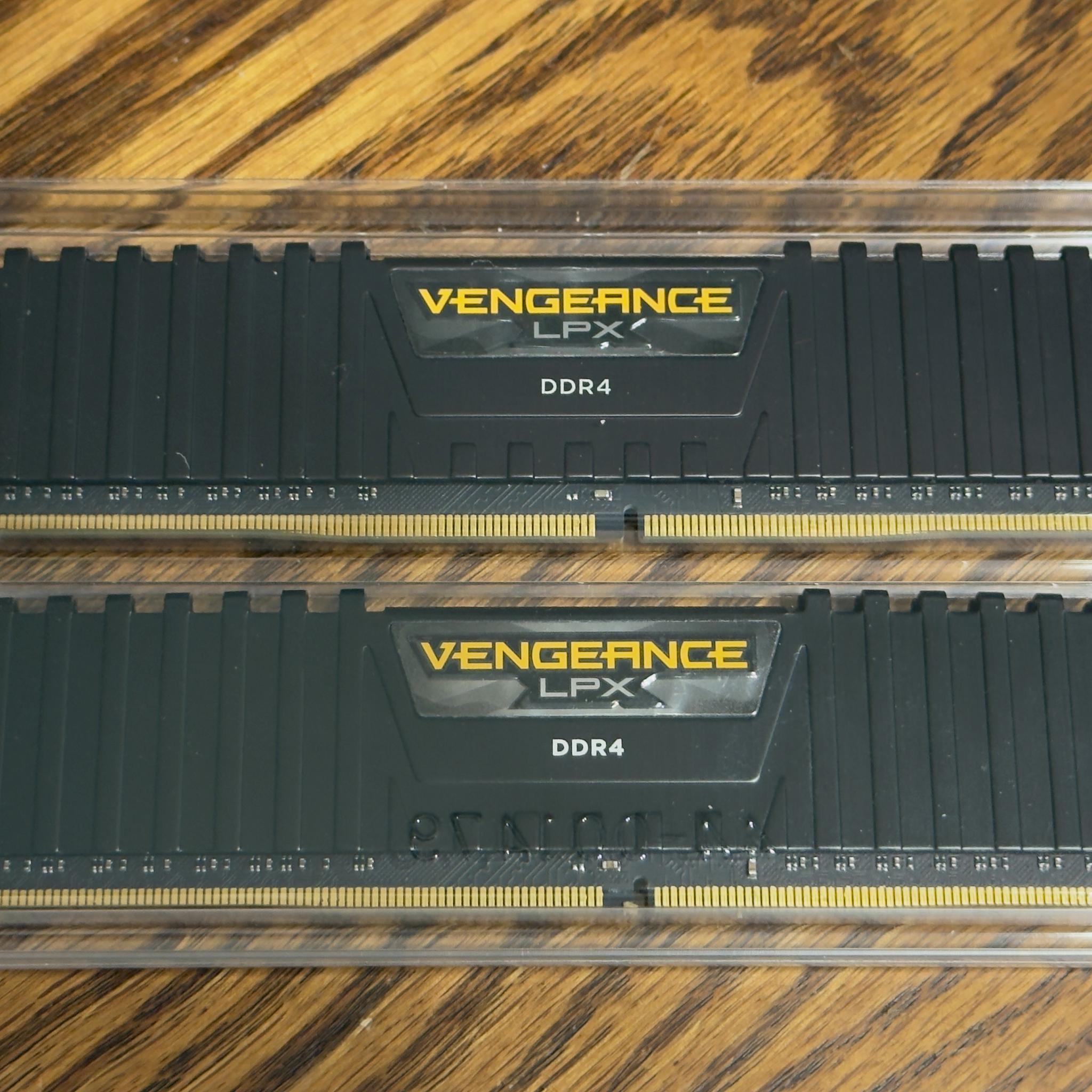 CORSAIR VENGANCE LPX 32GB 3200MHz - Excellent condition.