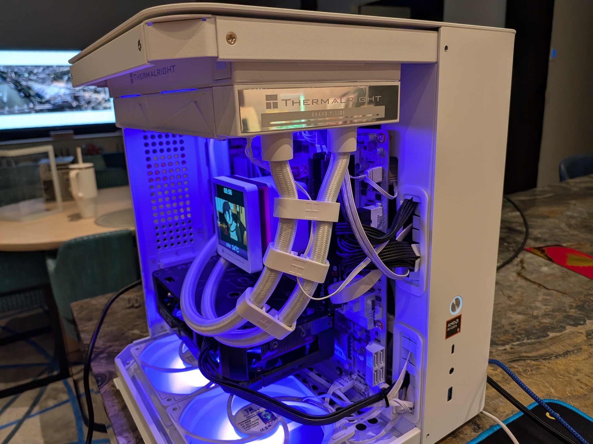 Bomb Devil AMD - RX 9060 XT 16GB, Ryzen 5 9600X, 32 GB DDR5 RAM, 2 TB Gen 5 NVME, RGB, Liquid Cooled