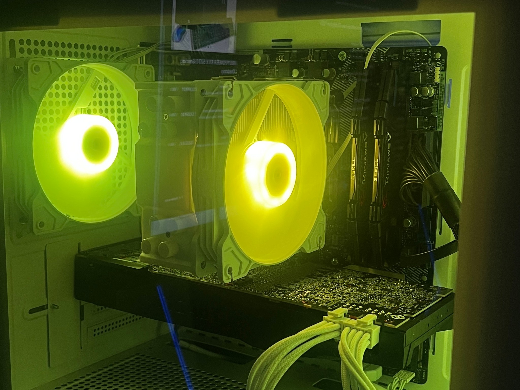 White Gaming PC Ryzen 7 5700X3D RTX 2080 32GB DDR4 1TB SSD RGB