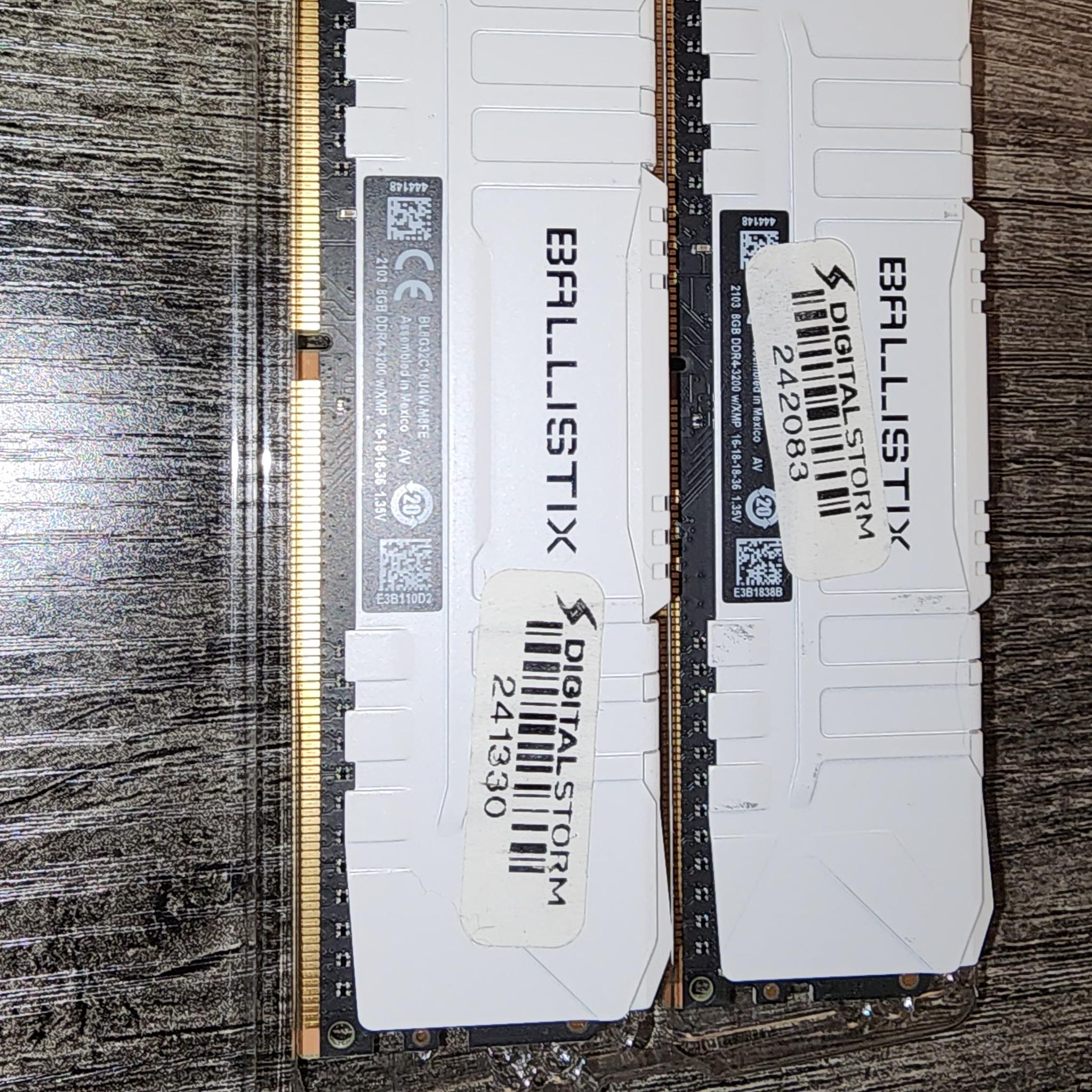 Crucial Ballistix 16 GB (2 x 8 GB) DDR4-3200 - White