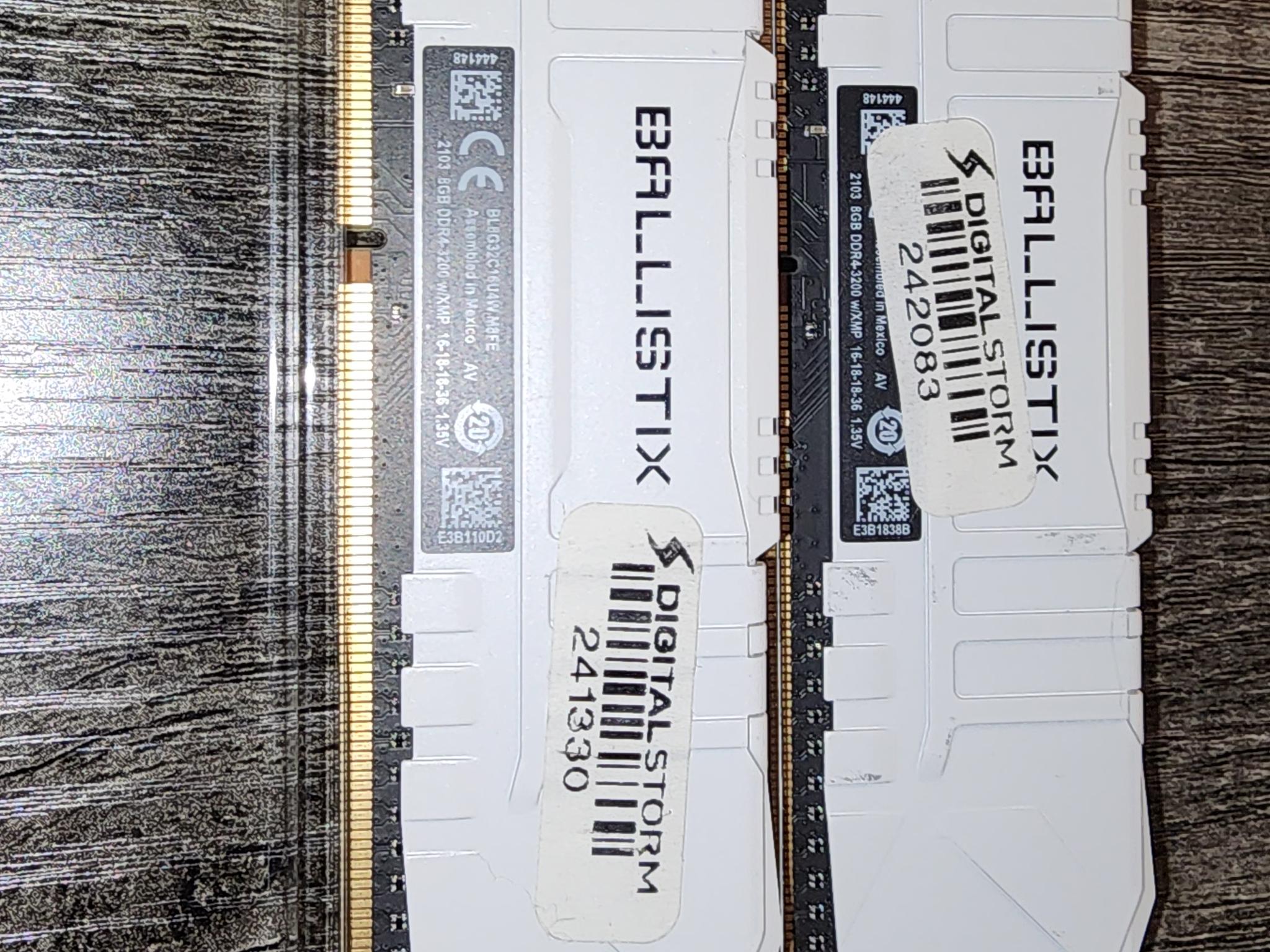 Crucial Ballistix 16 GB (2 x 8 GB) DDR4-3200 - White