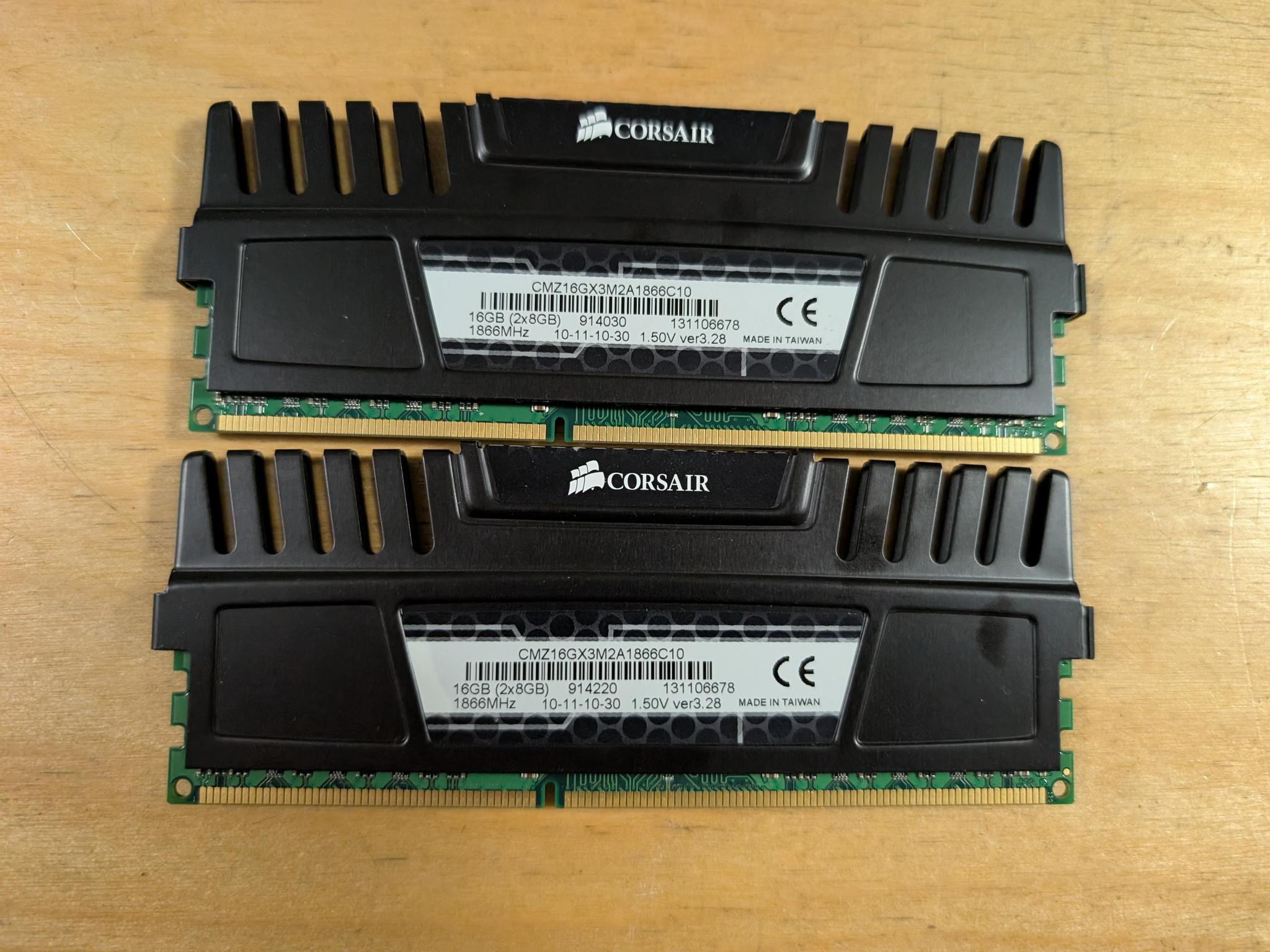 16GB Corsair DDR3 1866MTs 2x8GB black