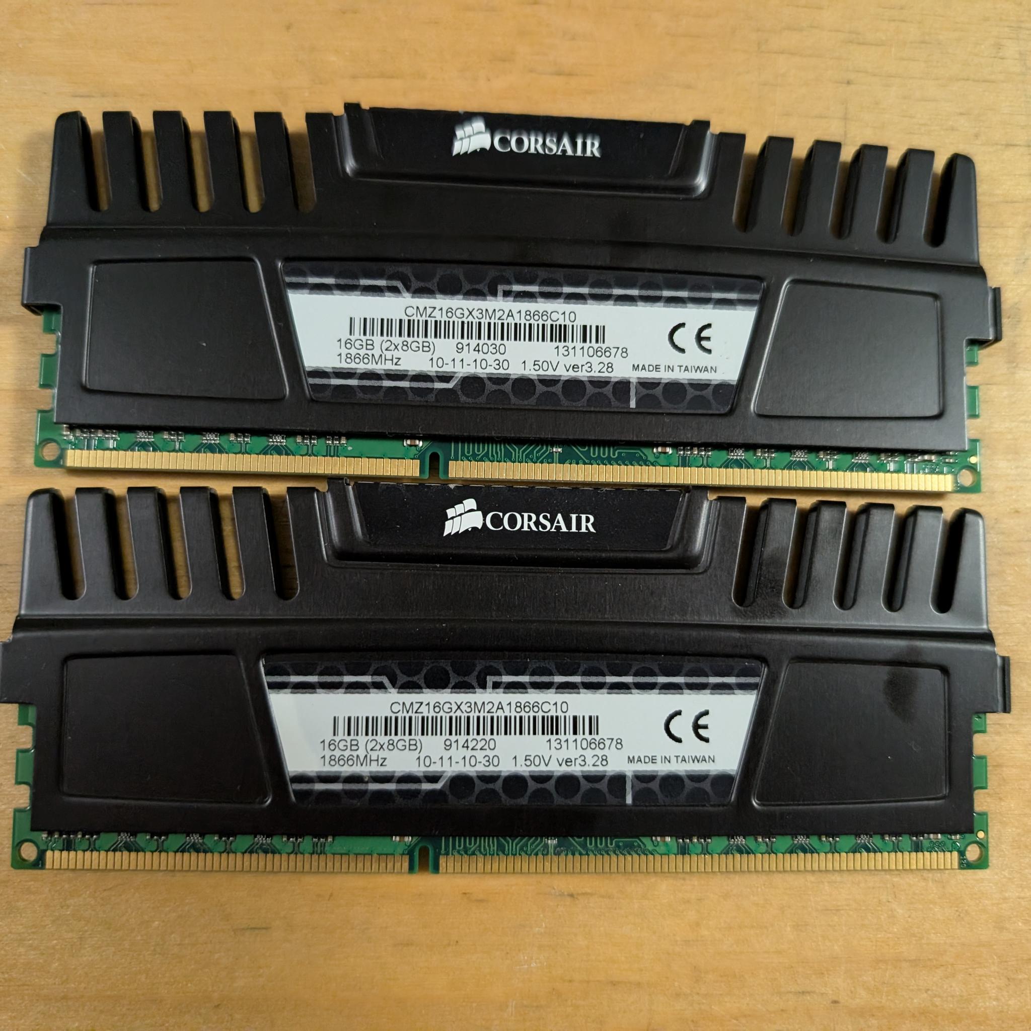 16GB Corsair DDR3 1866MTs 2x8GB black