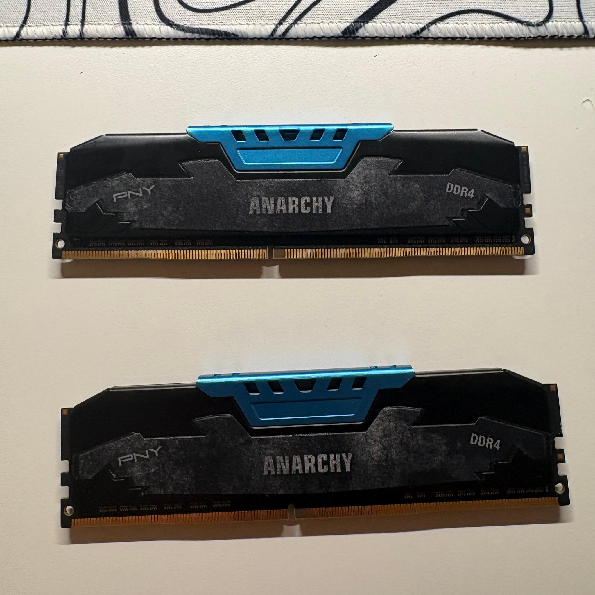 PNY Anarchy 16GB DDR4-2400 MHz CL15 (2x8) Blue