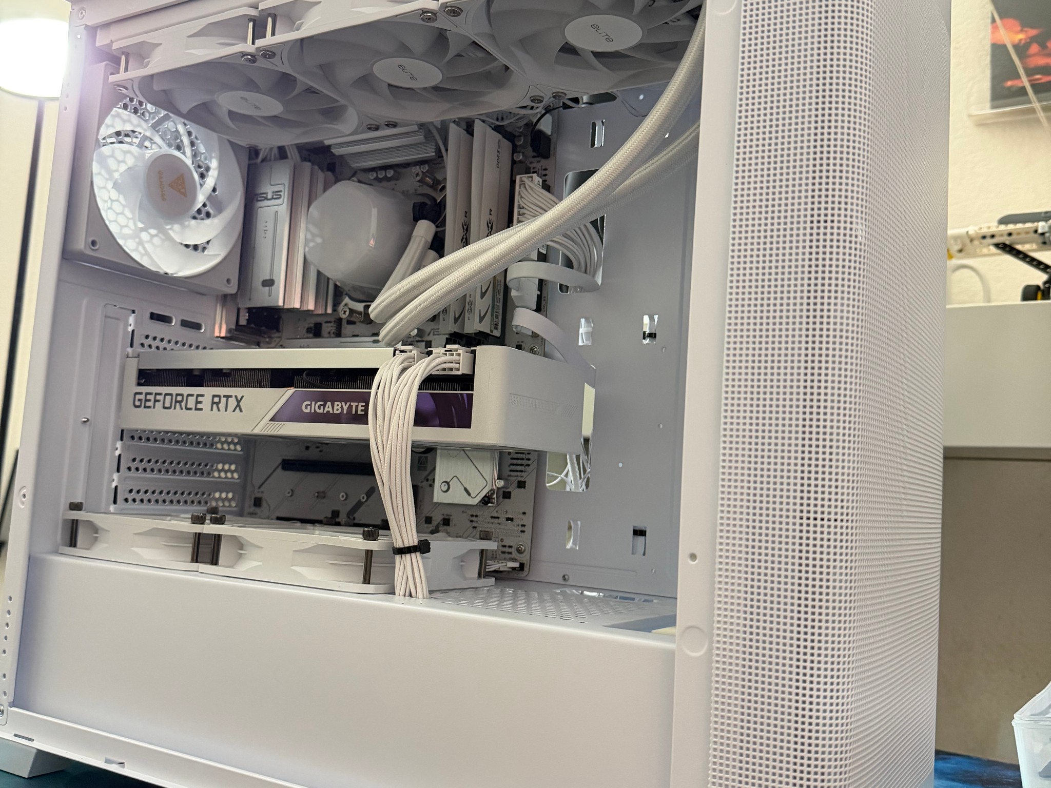 🧊❄️ All White AM5 gaming build! Ryzen 5 8600G | 32GB DDR5 | 1TB NVME SSD | 3070 ❄️🧊