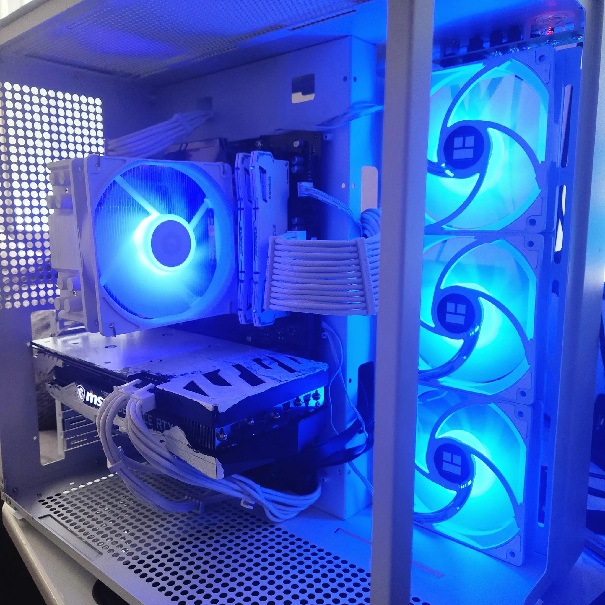 "Polar Predator" Gaming Desktop