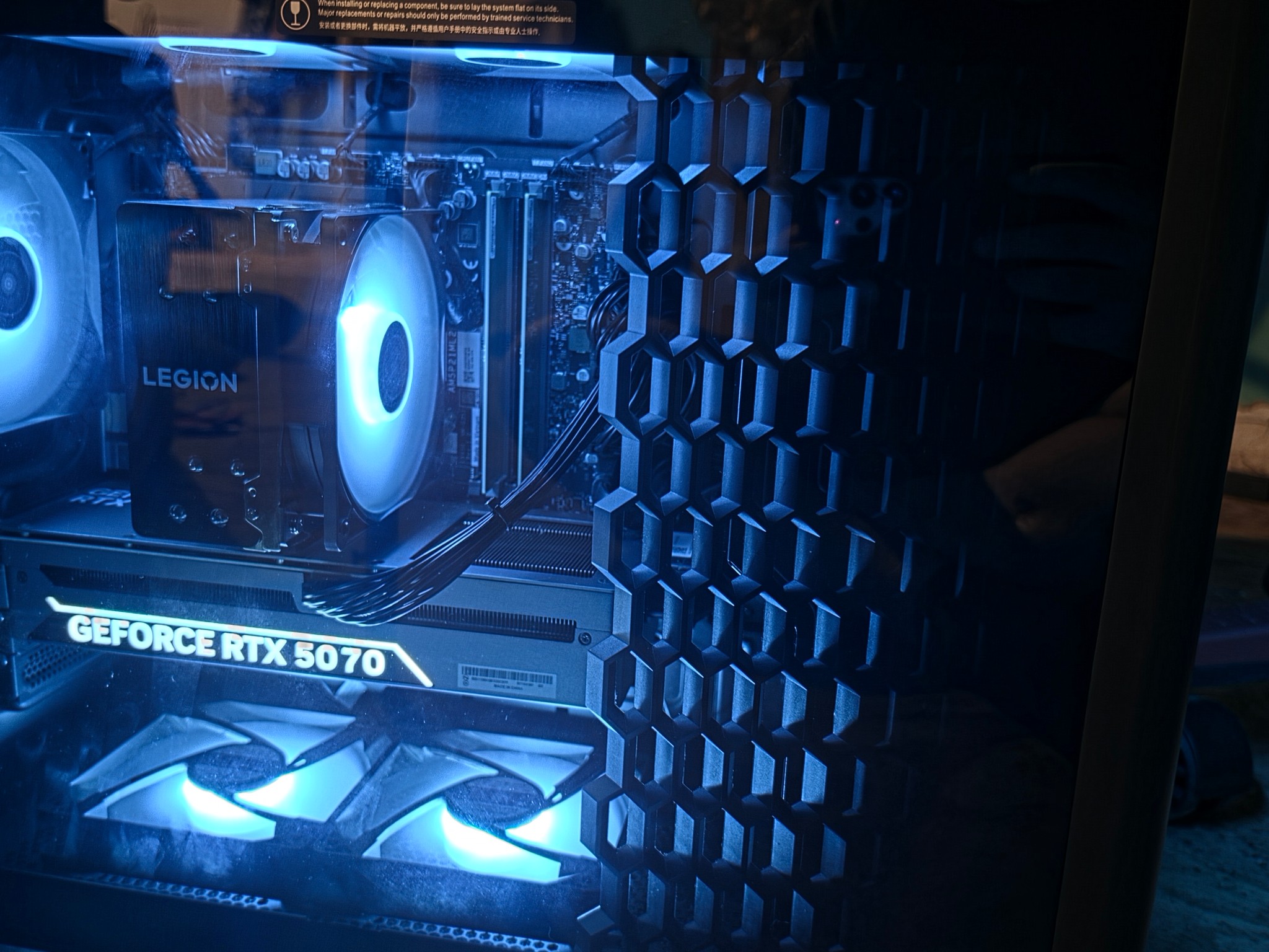 RTX 5070, AMD Ryzen 7 7800X3D, 32 GB DDR5 Ram, 850W PSU