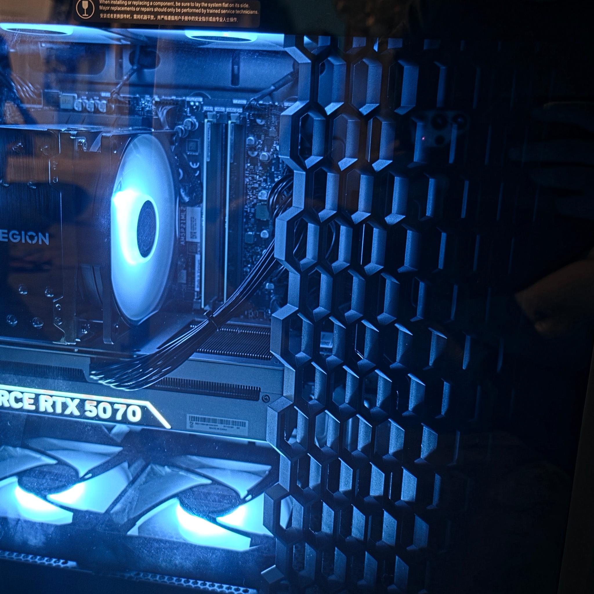 RTX 5070, AMD Ryzen 7 7800X3D, 32 GB DDR5 Ram, 850W PSU