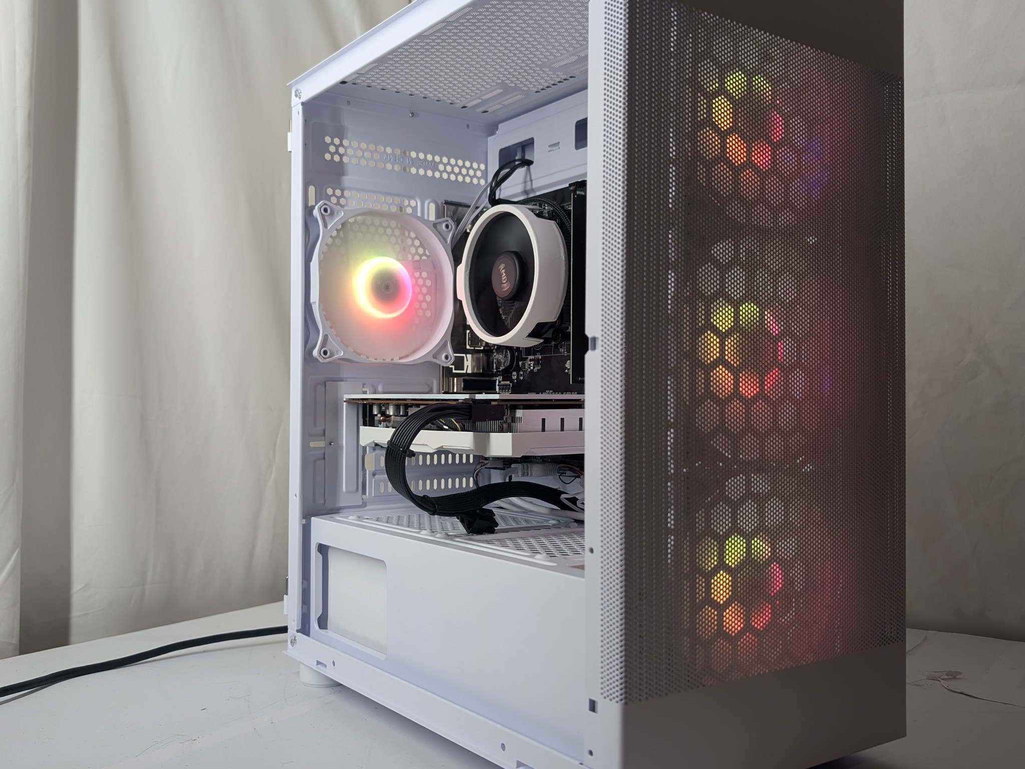 RX 6600XT | RYZEN 5 2600 | 500GB NVME | 16GB ddr4 | ALL WHITE