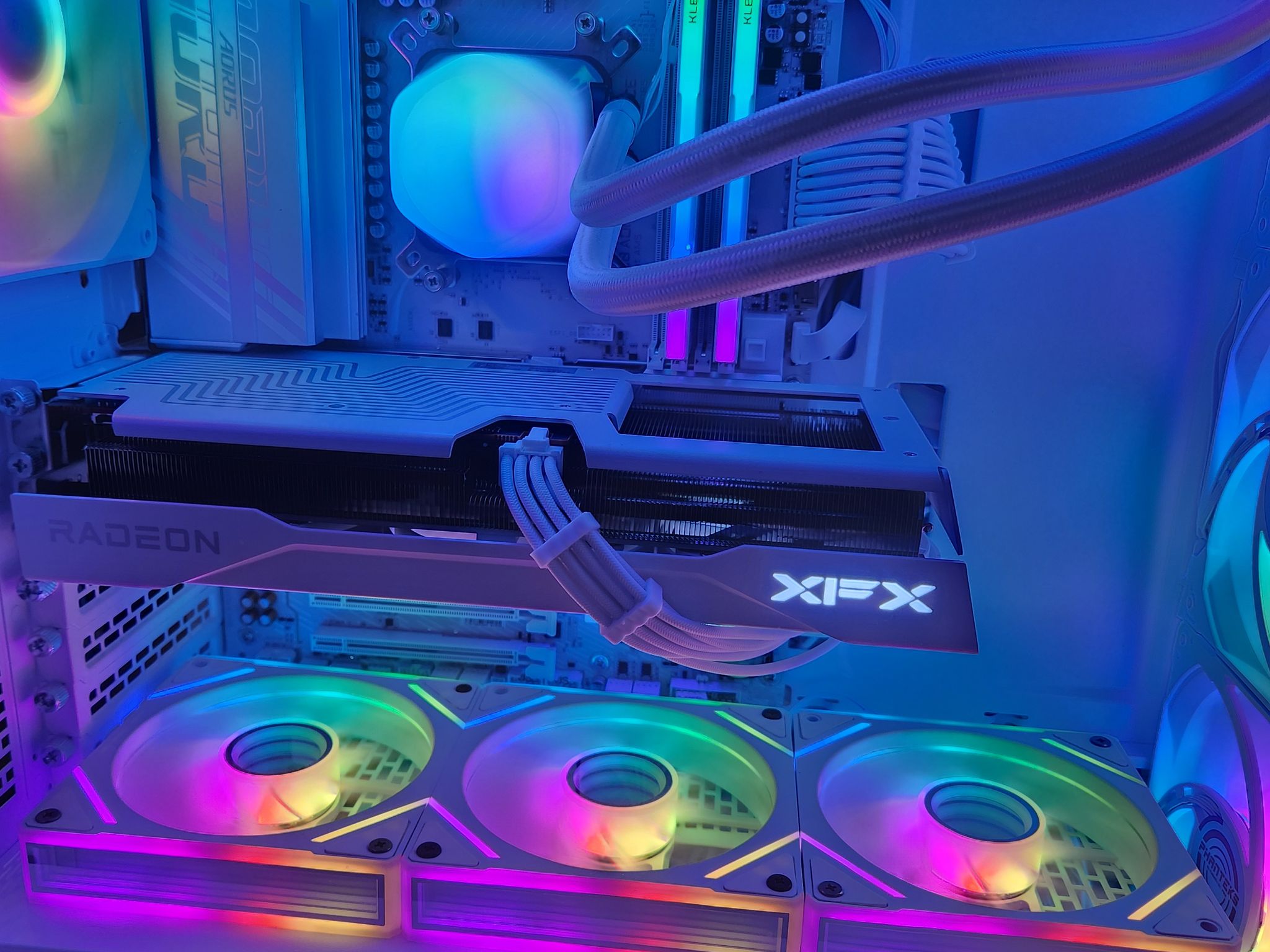 [ALL-WHITE/ICE GAMING PC] Ryzen 7 7800X3D | 4TB NVMe | 32GB DDR5 | Wi-Fi 7