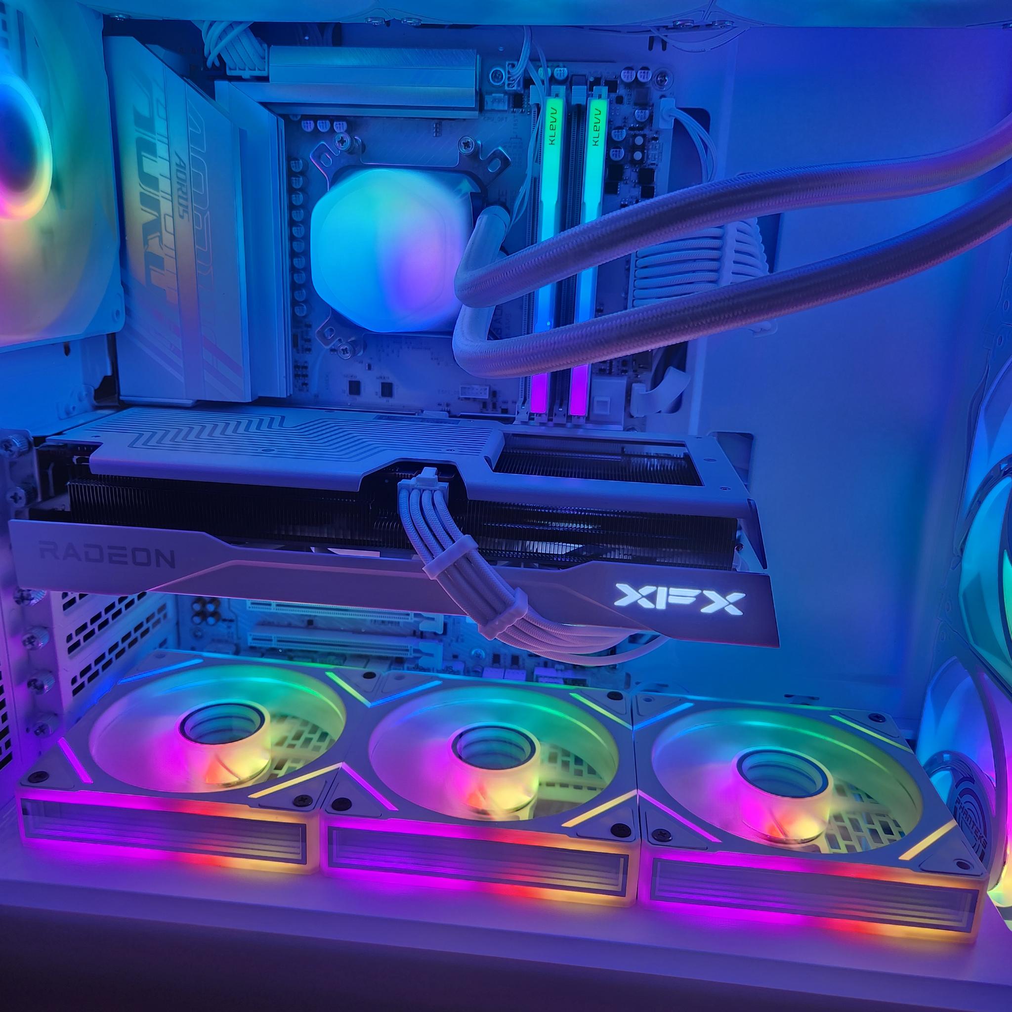 [ALL-WHITE/ICE GAMING PC] Ryzen 7 7800X3D | 4TB NVMe | 32GB DDR5 | Wi-Fi 7