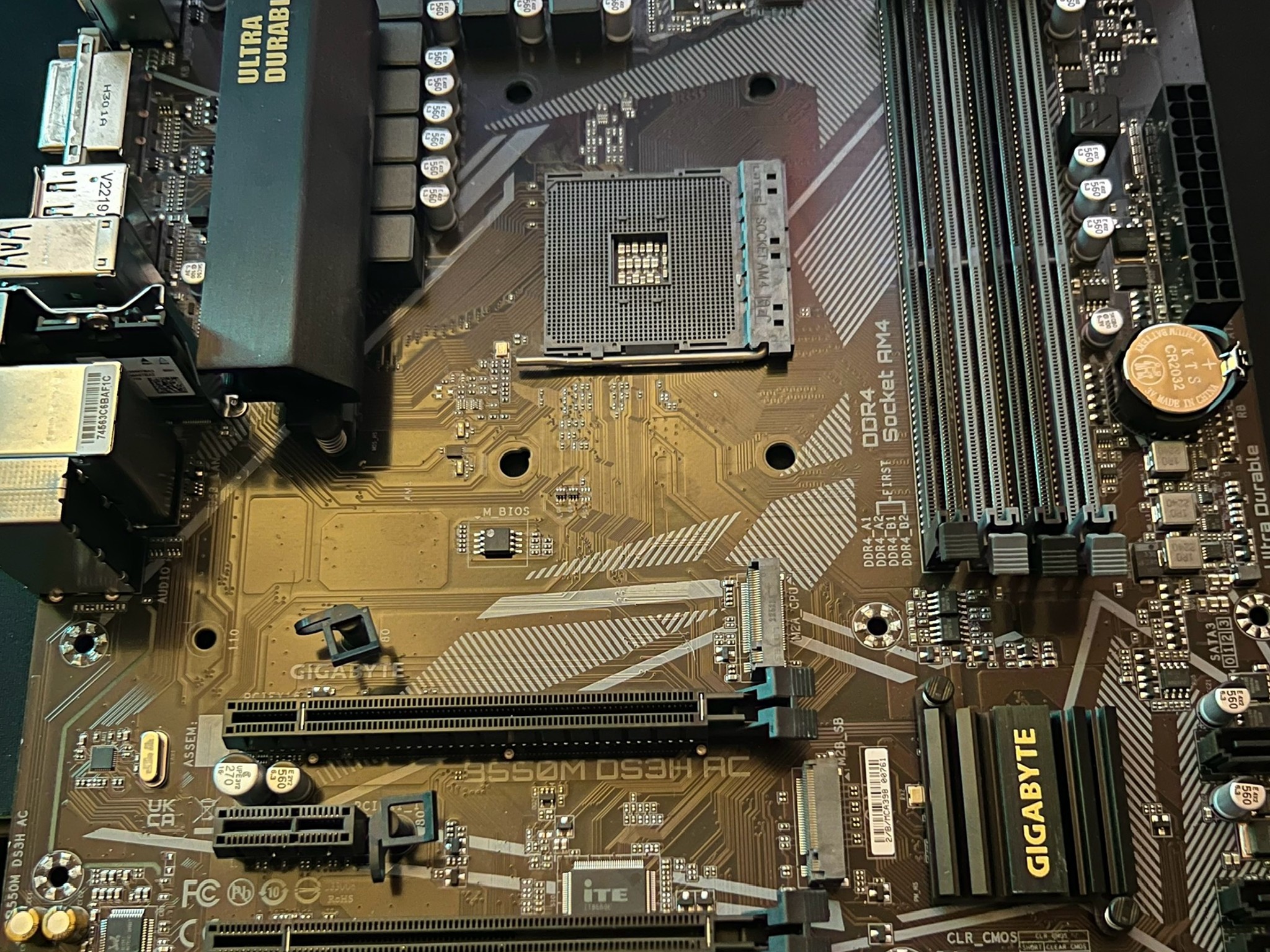 GIGABYTE B550M DS3H AC - Motherboard AM4 AMD/B550/Micro ATX/Dual M.2/SATA 6Gb/s/USB 3.2