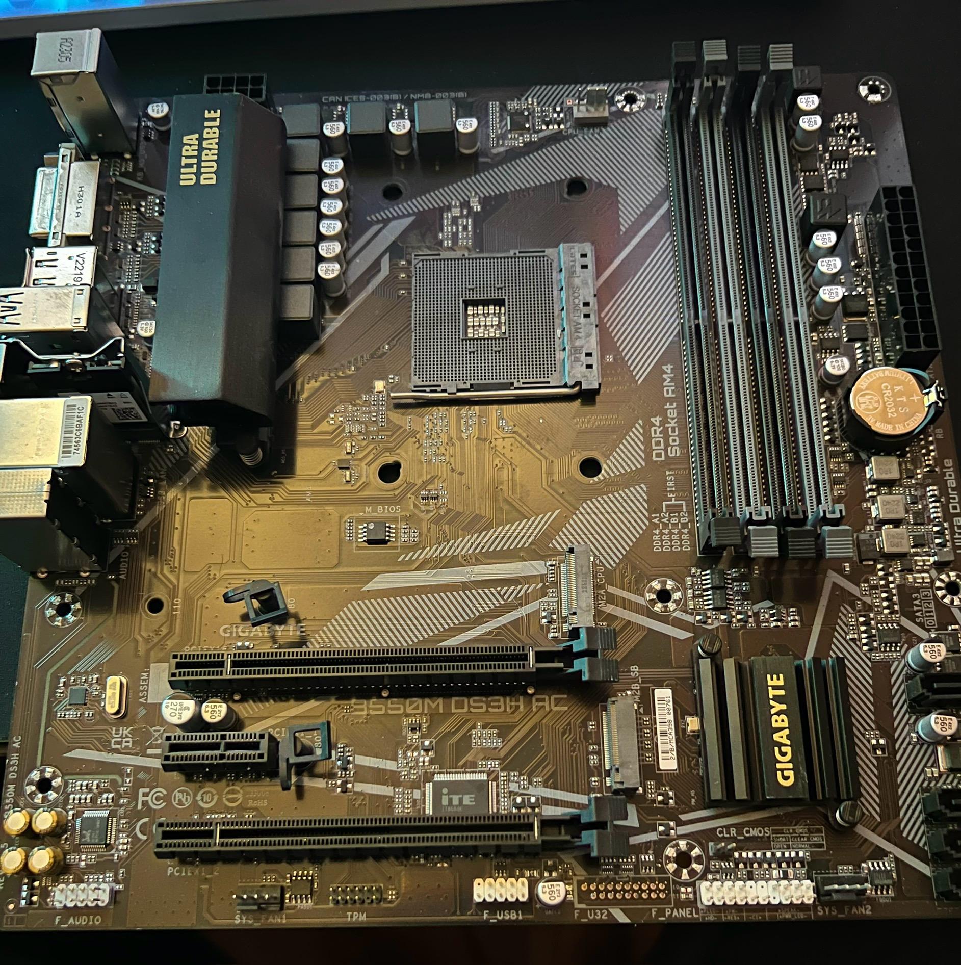 GIGABYTE B550M DS3H AC - Motherboard AM4 AMD/B550/Micro ATX/Dual M.2/SATA 6Gb/s/USB 3.2