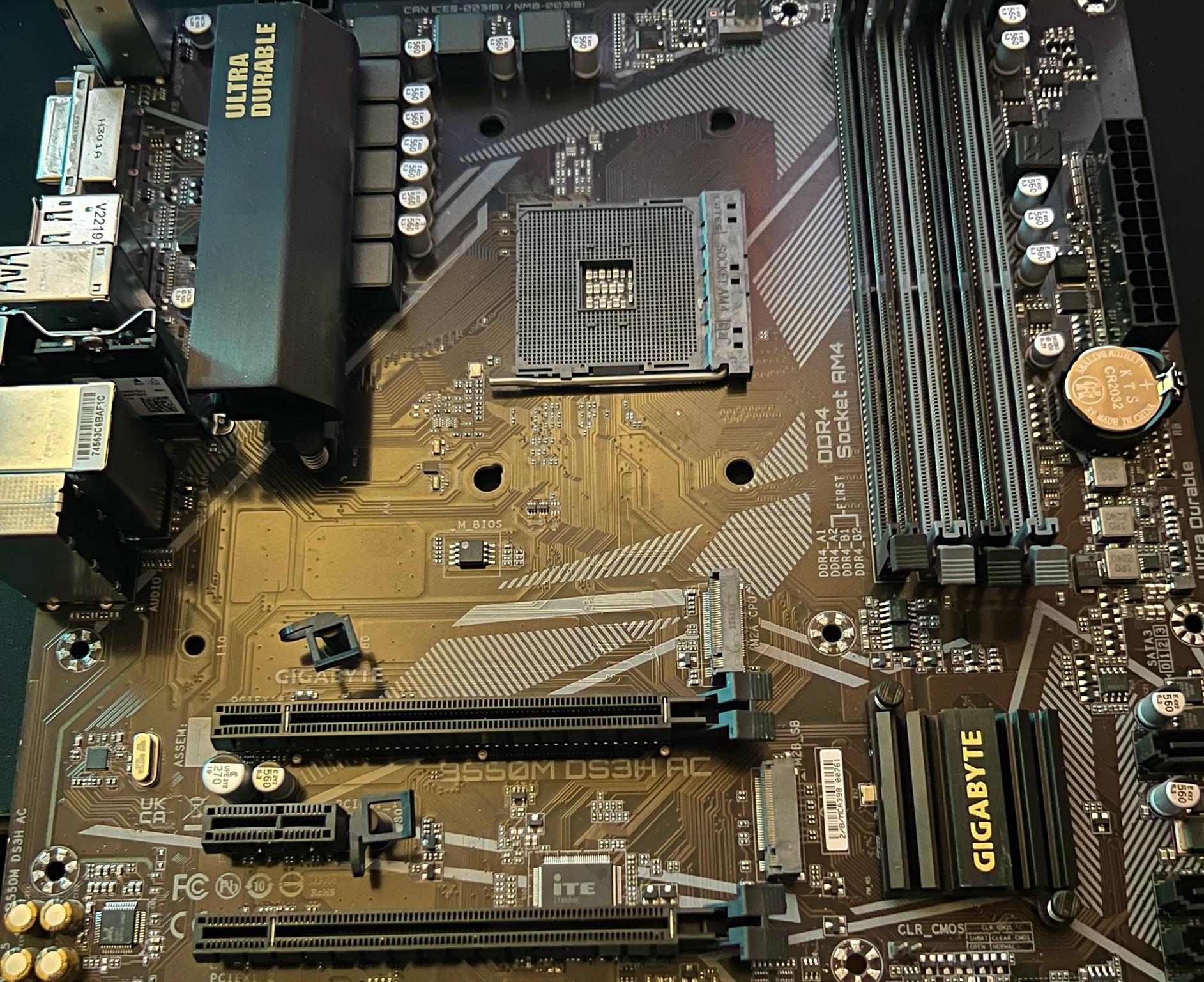 GIGABYTE B550M DS3H AC - Motherboard AM4 AMD/B550/Micro ATX/Dual M.2/SATA 6Gb/s/USB 3.2