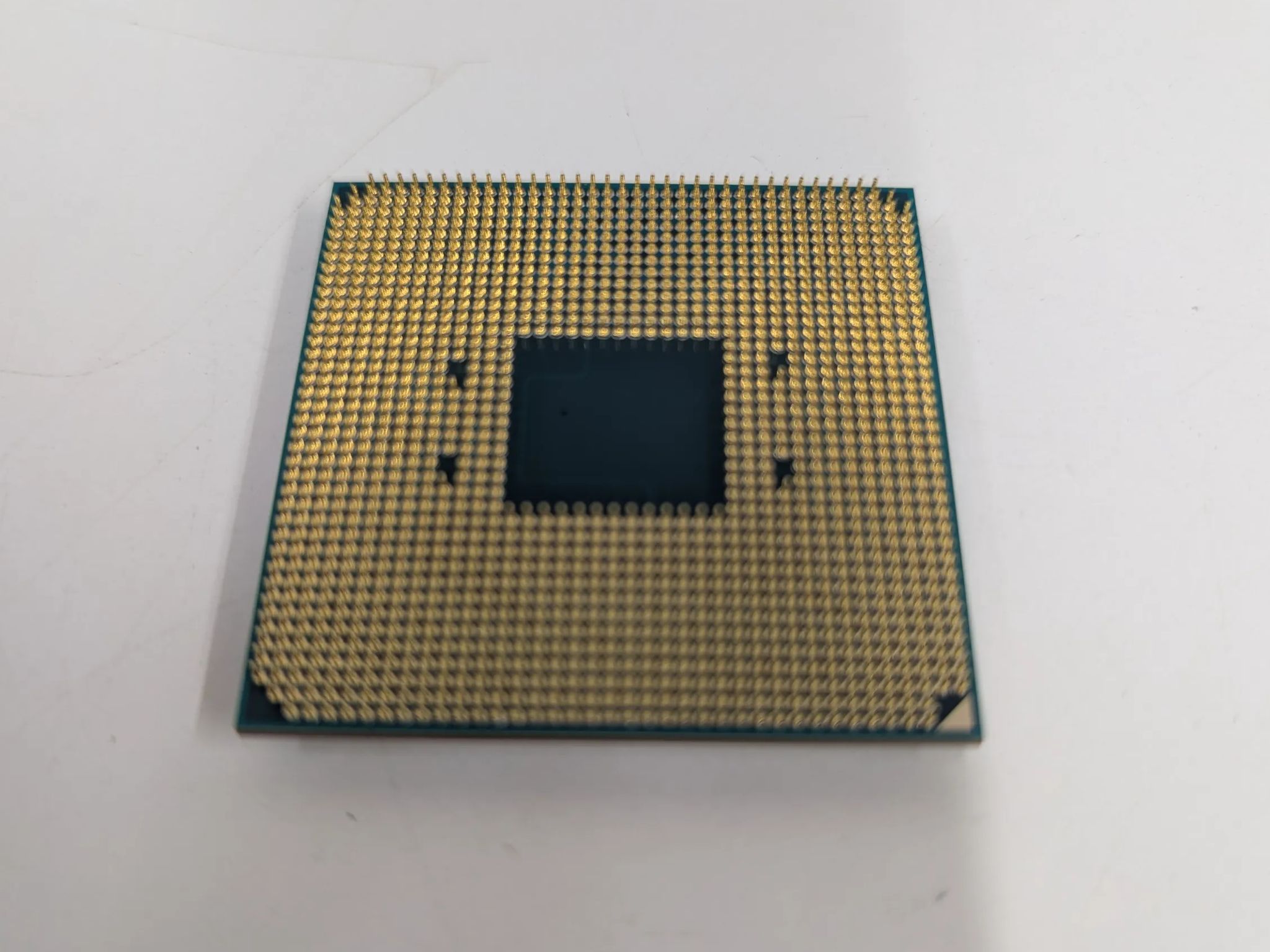 🔹 AMD Ryzen 5 2400G | 4 Cores / 8 Threads | Vega 11 Graphics
