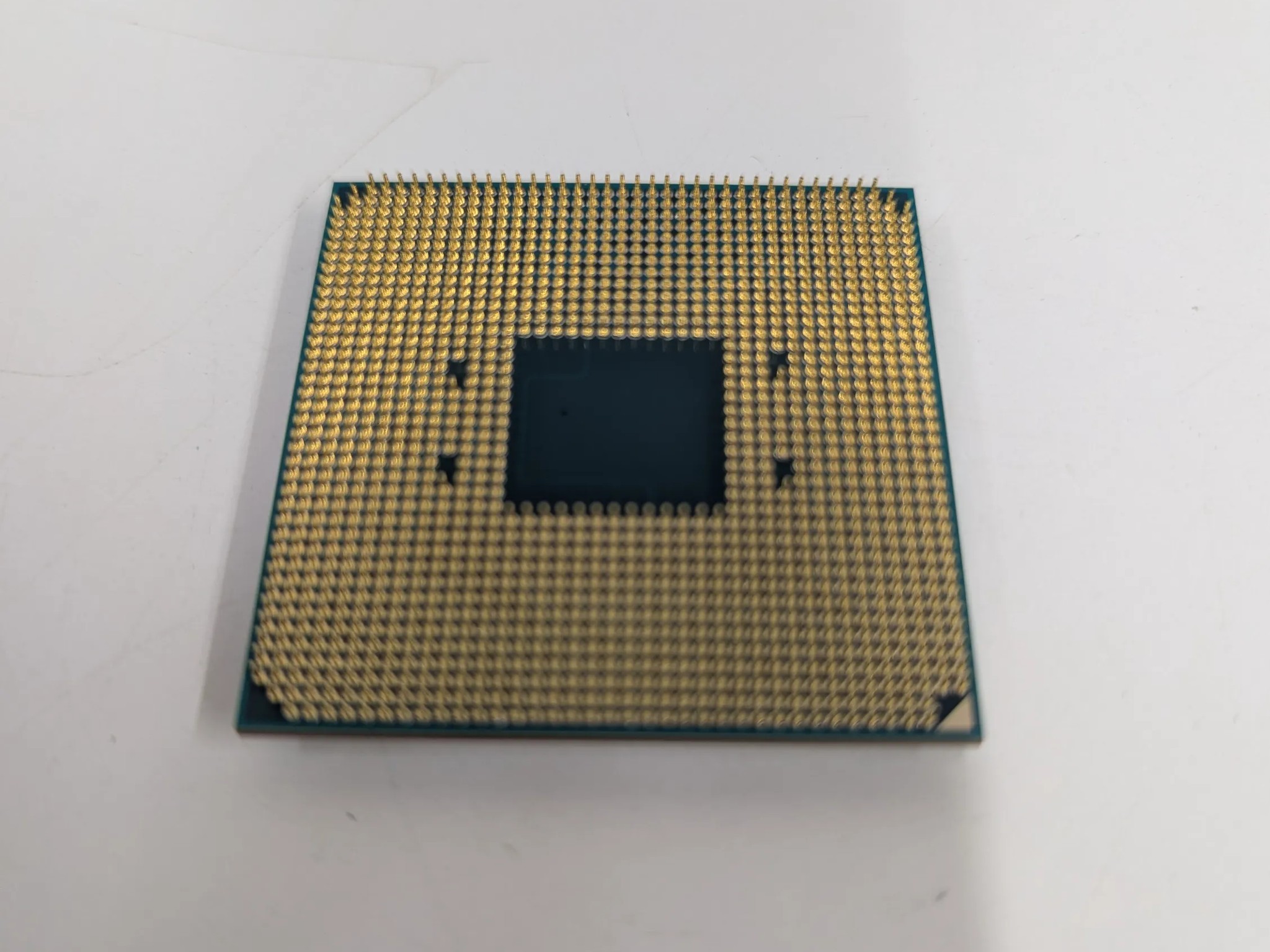 🔹 AMD Ryzen 5 2400G | 4 Cores / 8 Threads | Vega 11 Graphics