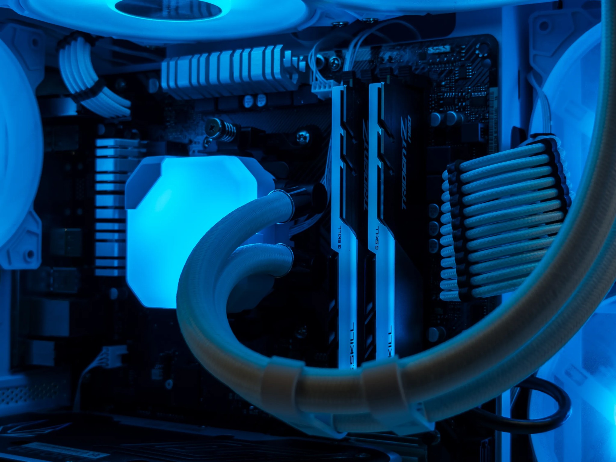 🤍🖤 RTX 4070 / Ryzen 7 5800X / 32GB Gaming PC 🖤🤍