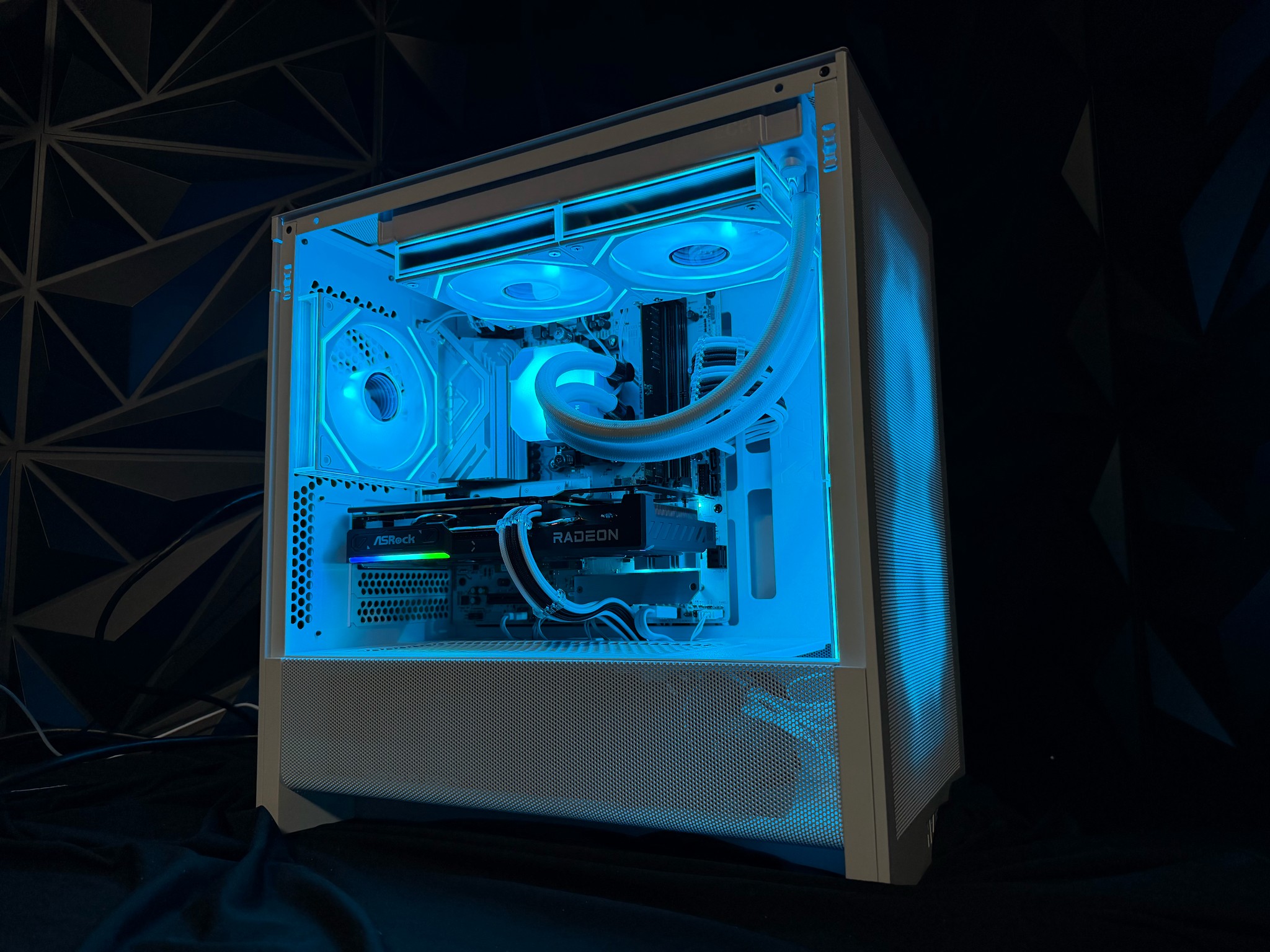 ❄️✨ ICE PRIZM ✨❄️Ryzen 7 7700X| RX 9060XT 16 GB | 32 GB DDR5| 2.5 TB NVMe| 650W PSU