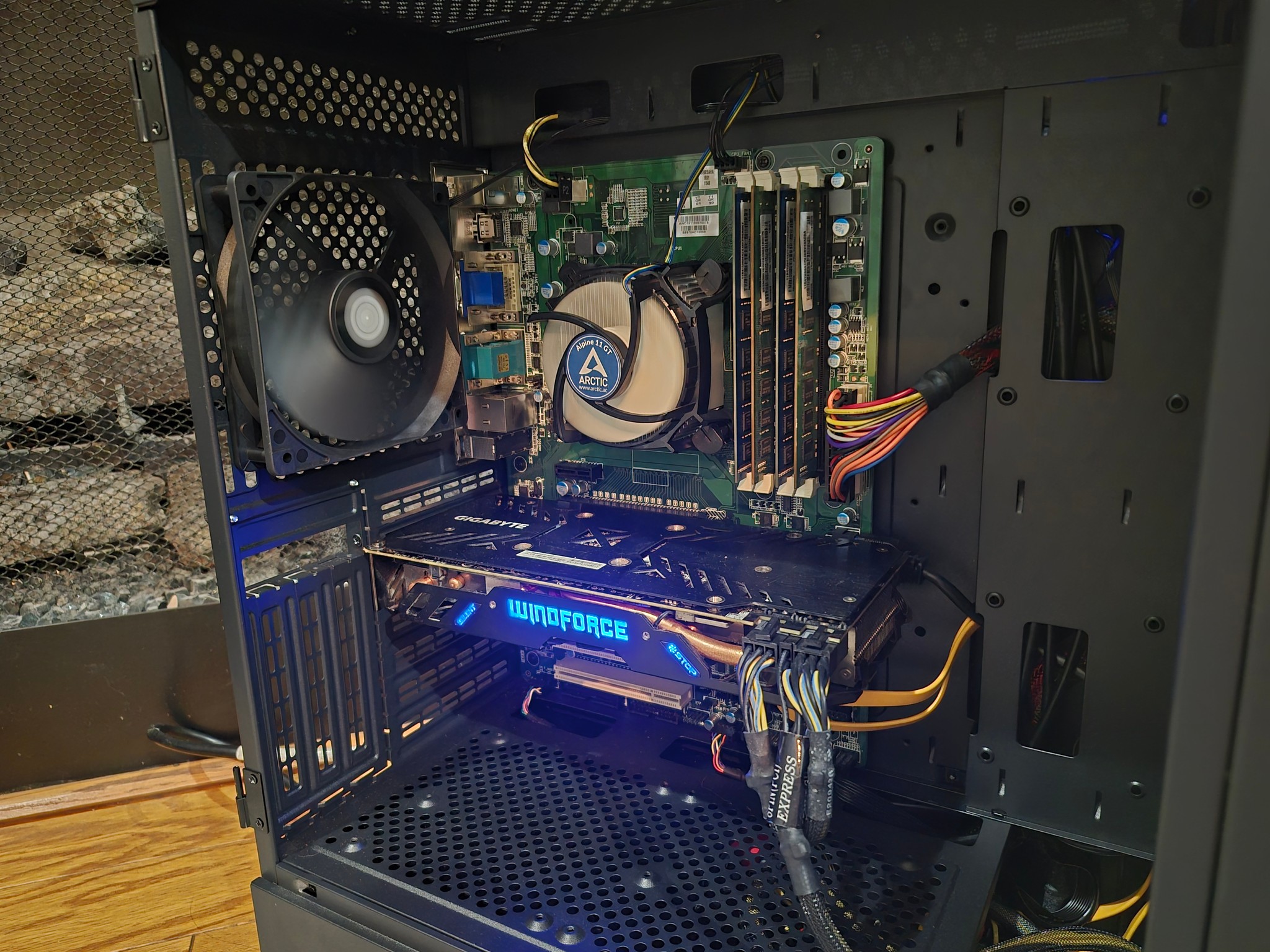 Budget Minimalist | 80 FPS Fortnite| i5-4590, 16GB RAM, 300GB SSD, AMD R9 390 8GB, Win10