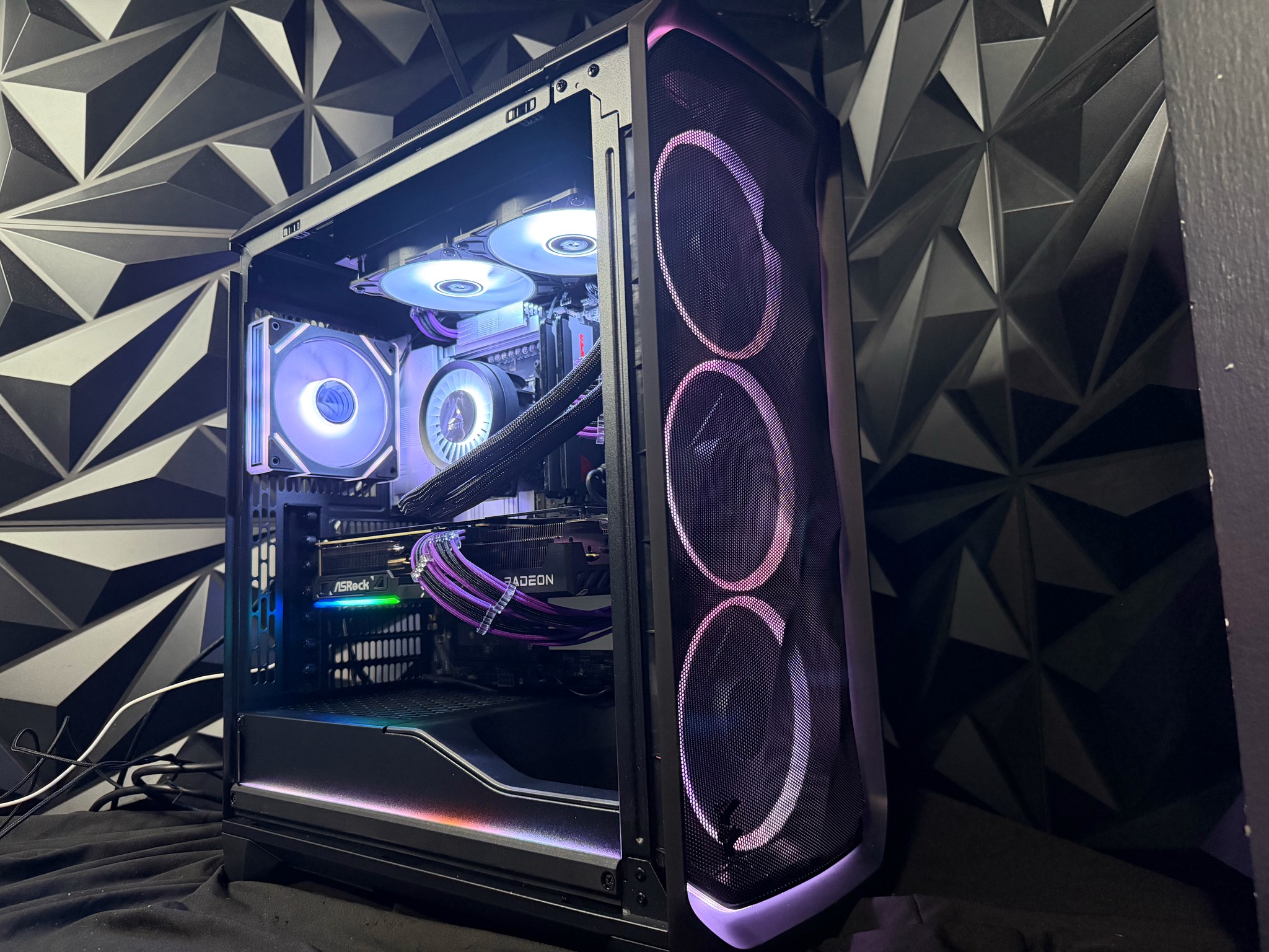 💜🌆 VIOLET CITY 🌆💜Ryzen 5 9600X| RX 9070XT| 32 GB DDR5|2 TB NVMe| 850W PSU