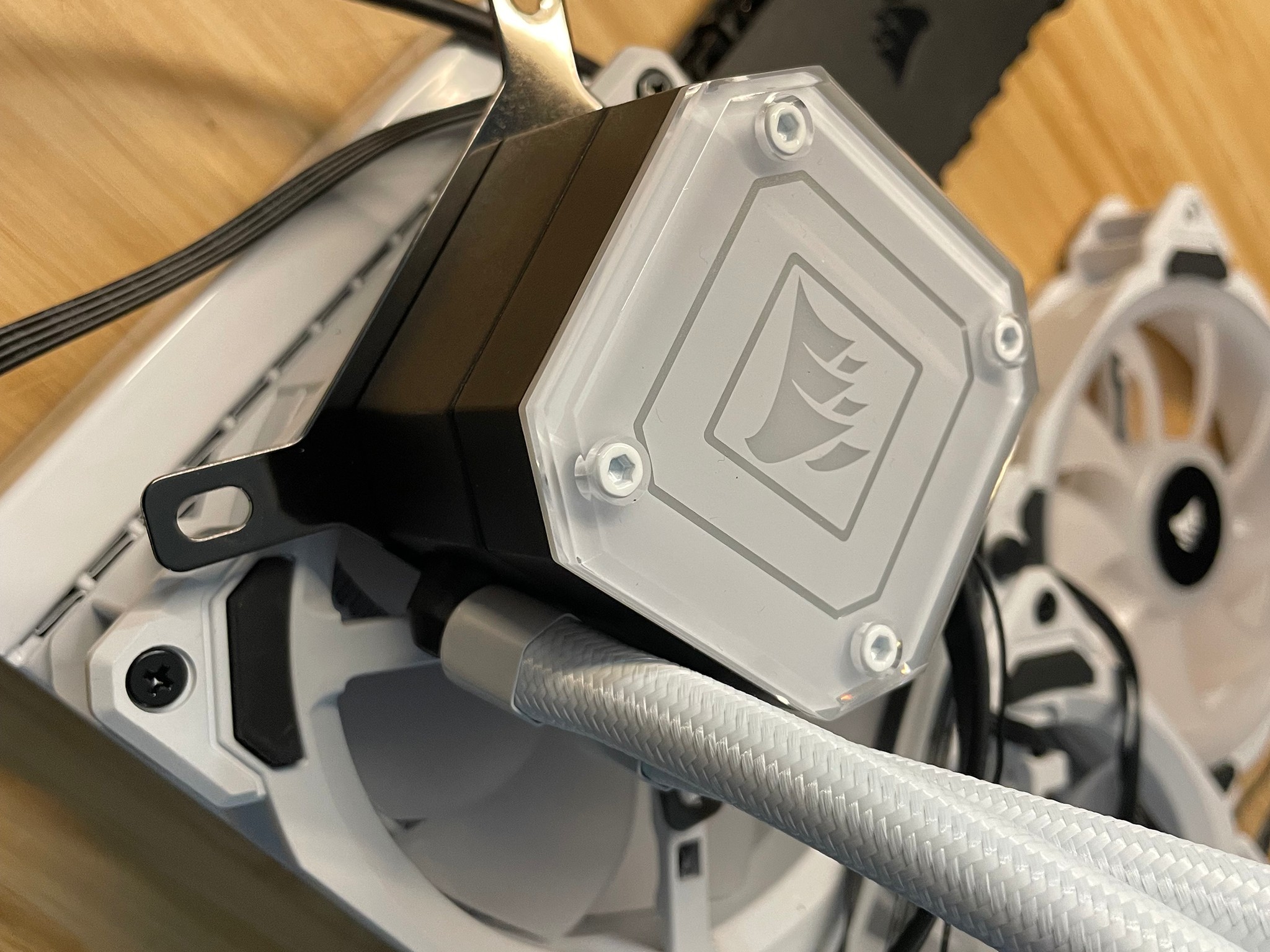 Corsair White Capellix 240mm + 3 LL120 Fans + Command Pro