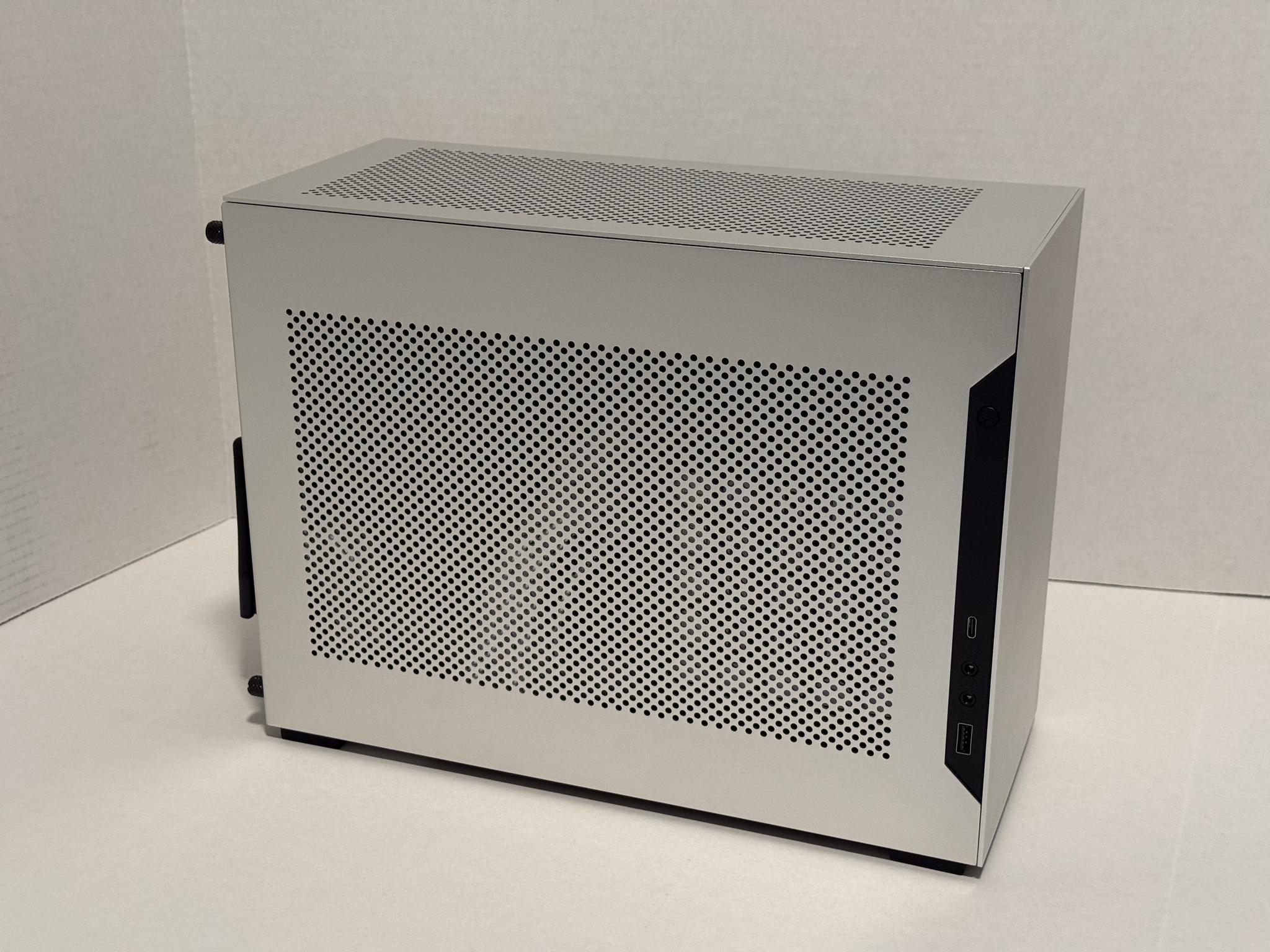 Lian Li A4 H2O - Mini ITX Gaming PC - 9060xt 16gb 9600x DDR5 32gb 1tb SSD