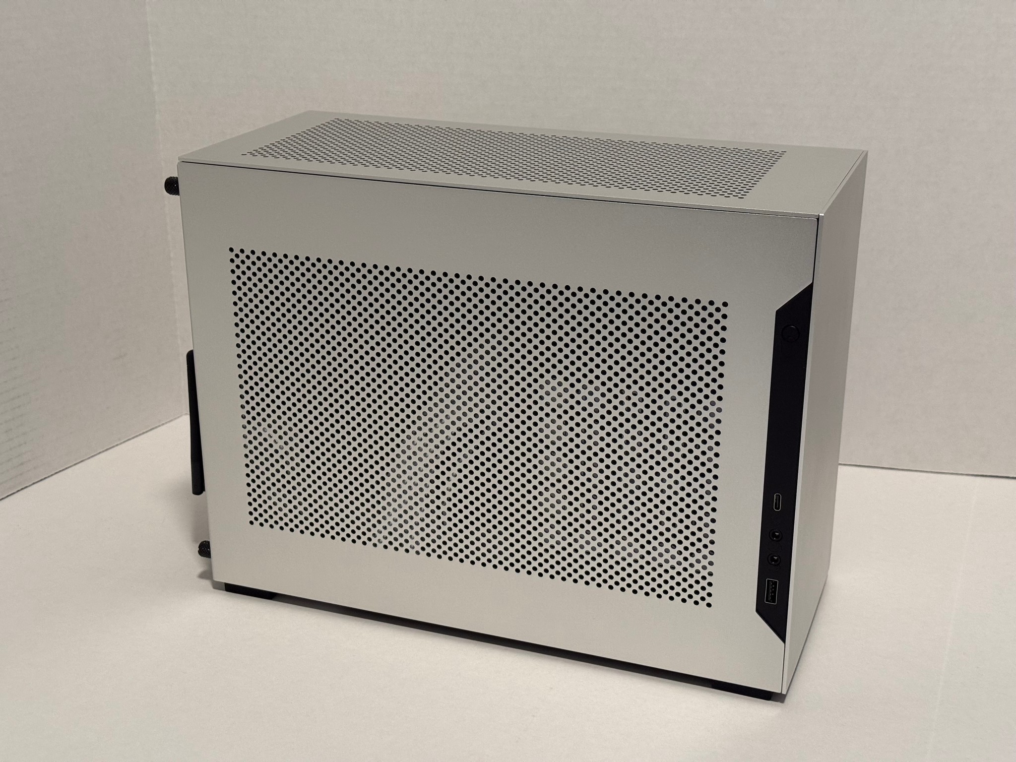 Lian Li A4 H2O - Mini ITX Gaming PC - 9060xt 16gb 9600x DDR5 32gb 1tb SSD