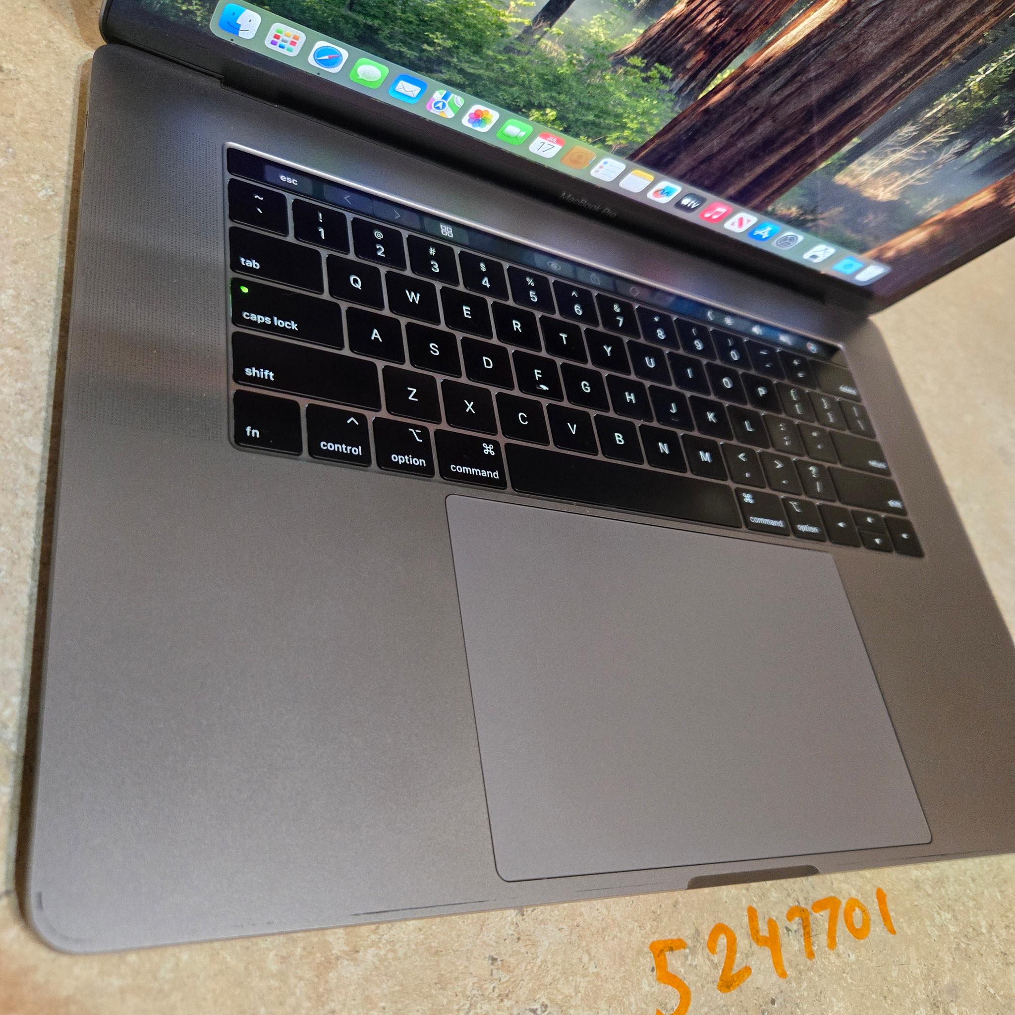 Apple Macbook Pro 15 inch Laptop - 2018 - 512GB - intel i7 - Model A1990