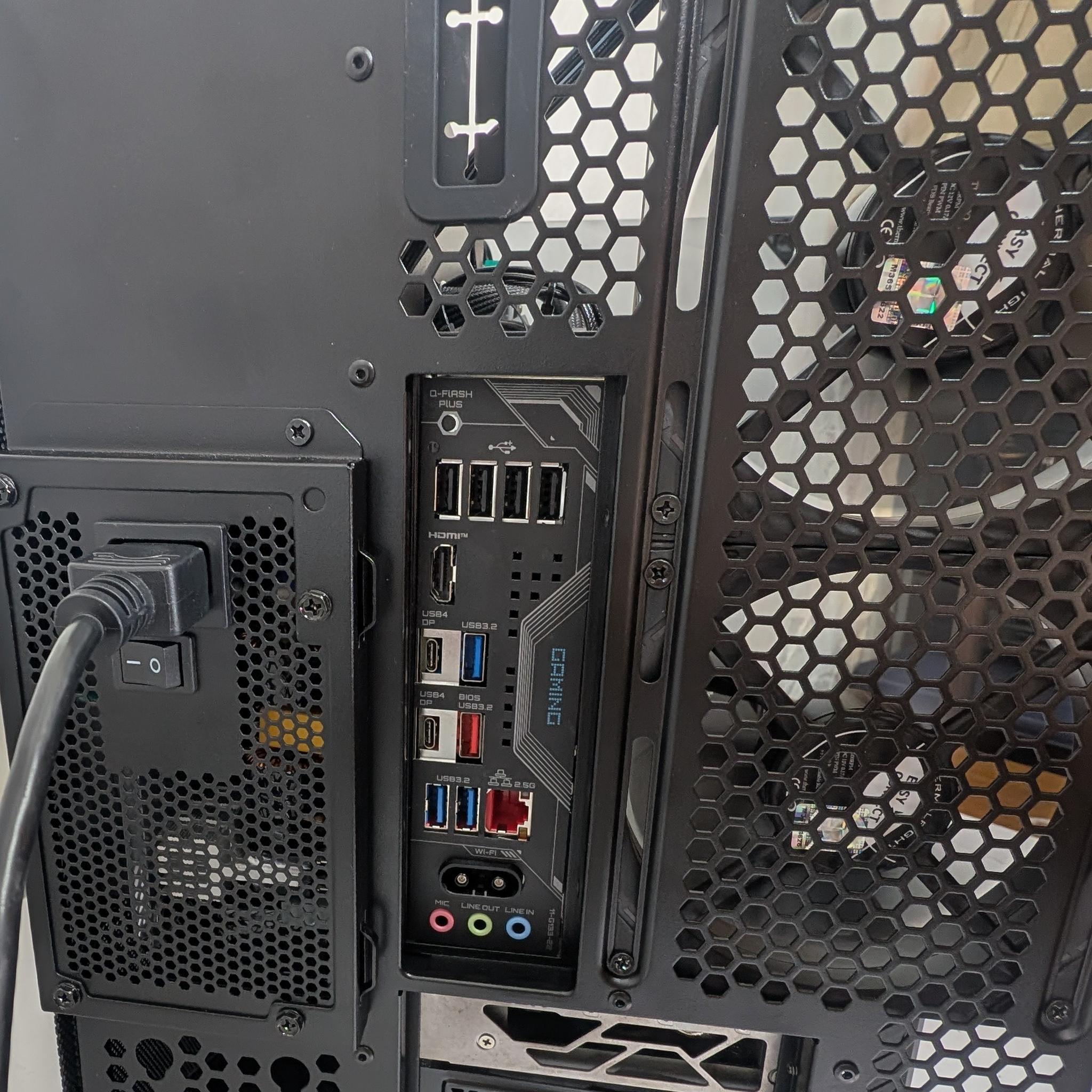 RTX 5080 | RYZEN 7 9800x3d | 64GB DDR5 | 2TB NVME | X870 MOTHERBOARD | lian li o11