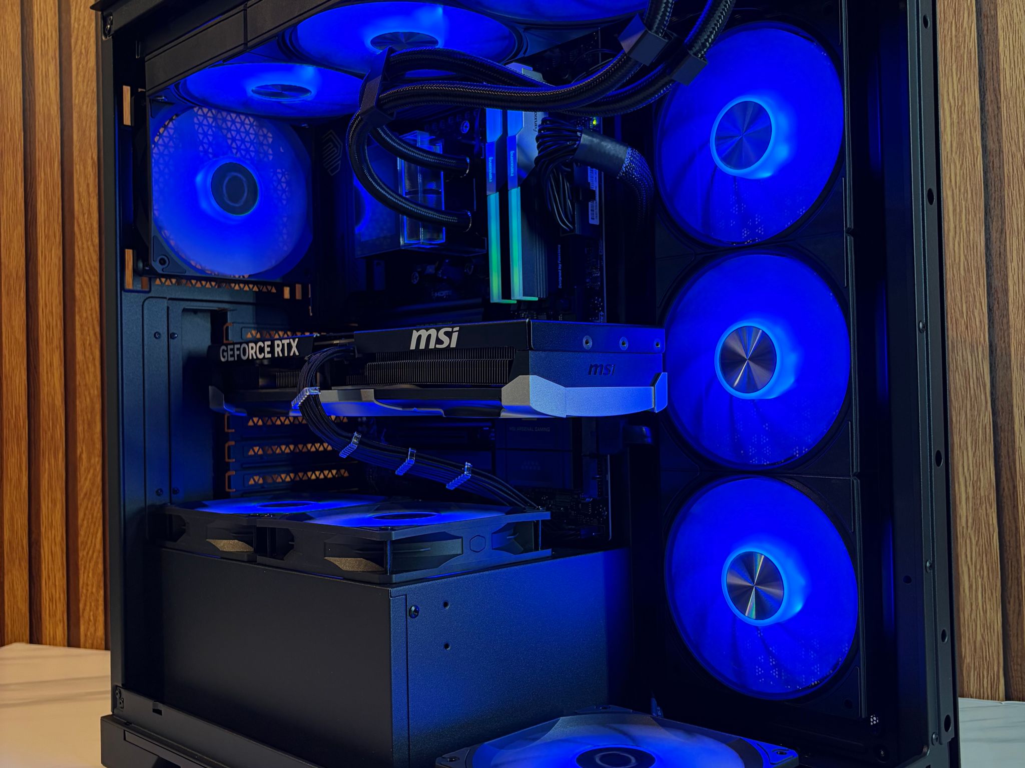 RTX 5080 | RYZEN 7 9800x3d | 48GB DDR5 7200MHZ | 2TB NVME | X870 MOTHERBOARD | 1300W