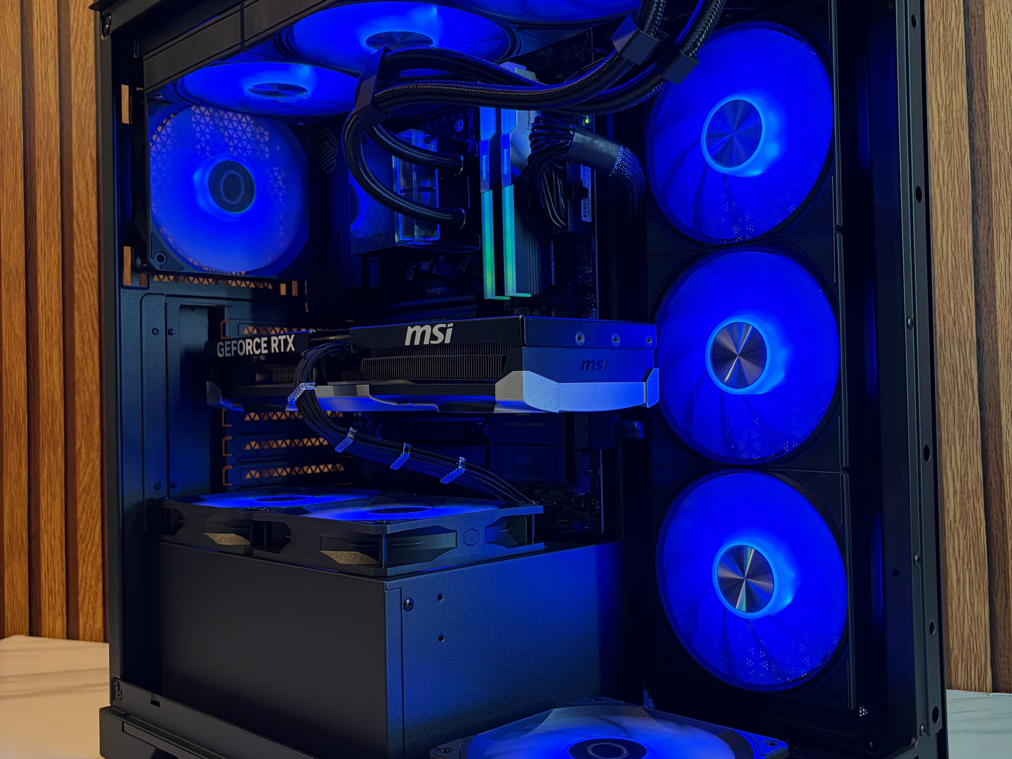 RTX 5080 | RYZEN 7 9800x3d | 48GB DDR5 7200MHZ | 2TB NVME | X870 MOTHERBOARD | 1300W