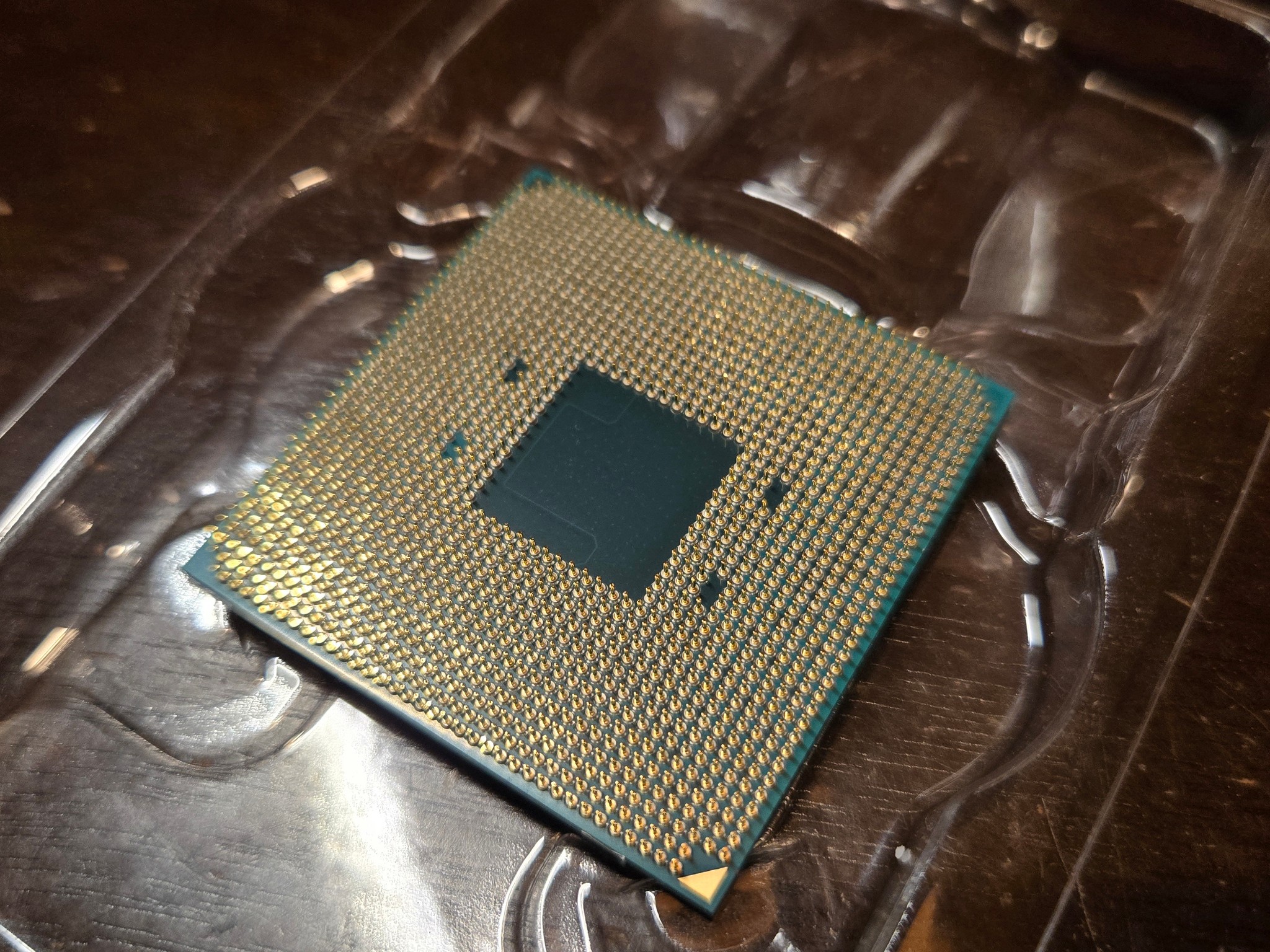 AMD Ryzen 5 3400G w/ Wraith Cooler. AM4. 4 Cores / 8 Threads. 3.7ghz base/4.2ghz boost