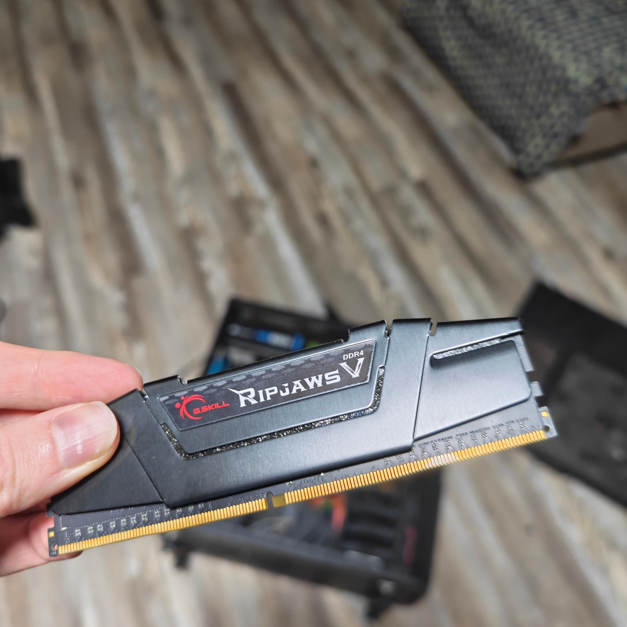G.Skill PC RAM Ripjaws V 4GB DDR4 RAM 3200 MHz