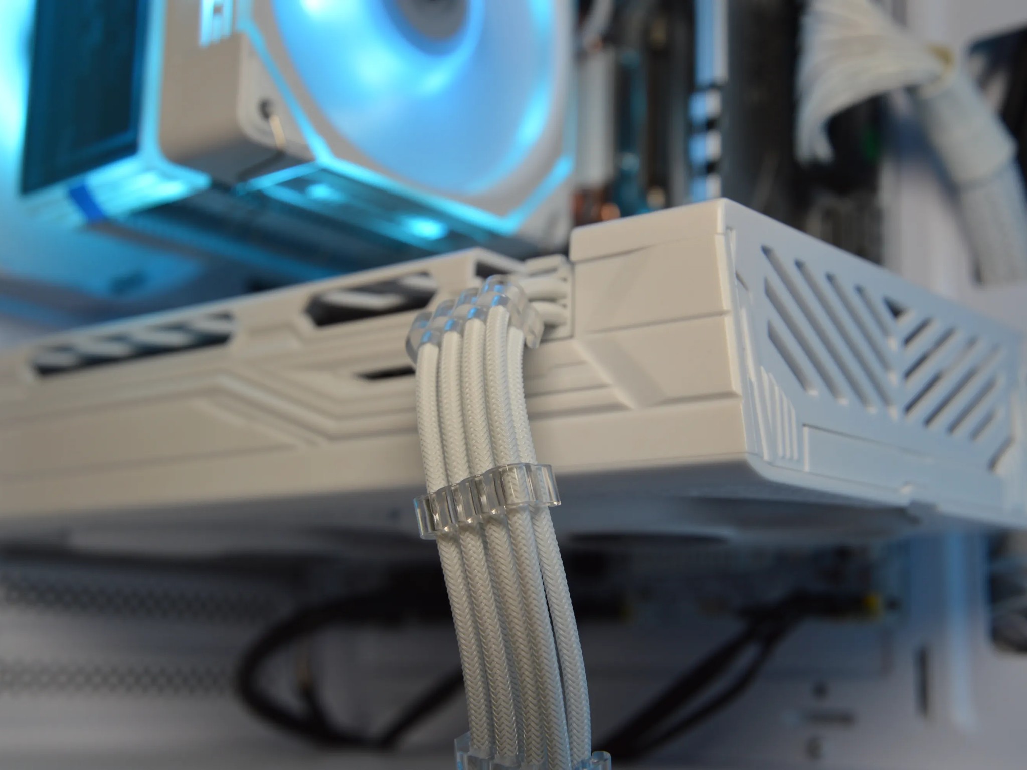 ⚪⚪| RX 580 8GB | INTEL XEON E5 2670 V3 | 16GB DDR4 RAM | 512GB NVME SSD | Ice Frost |