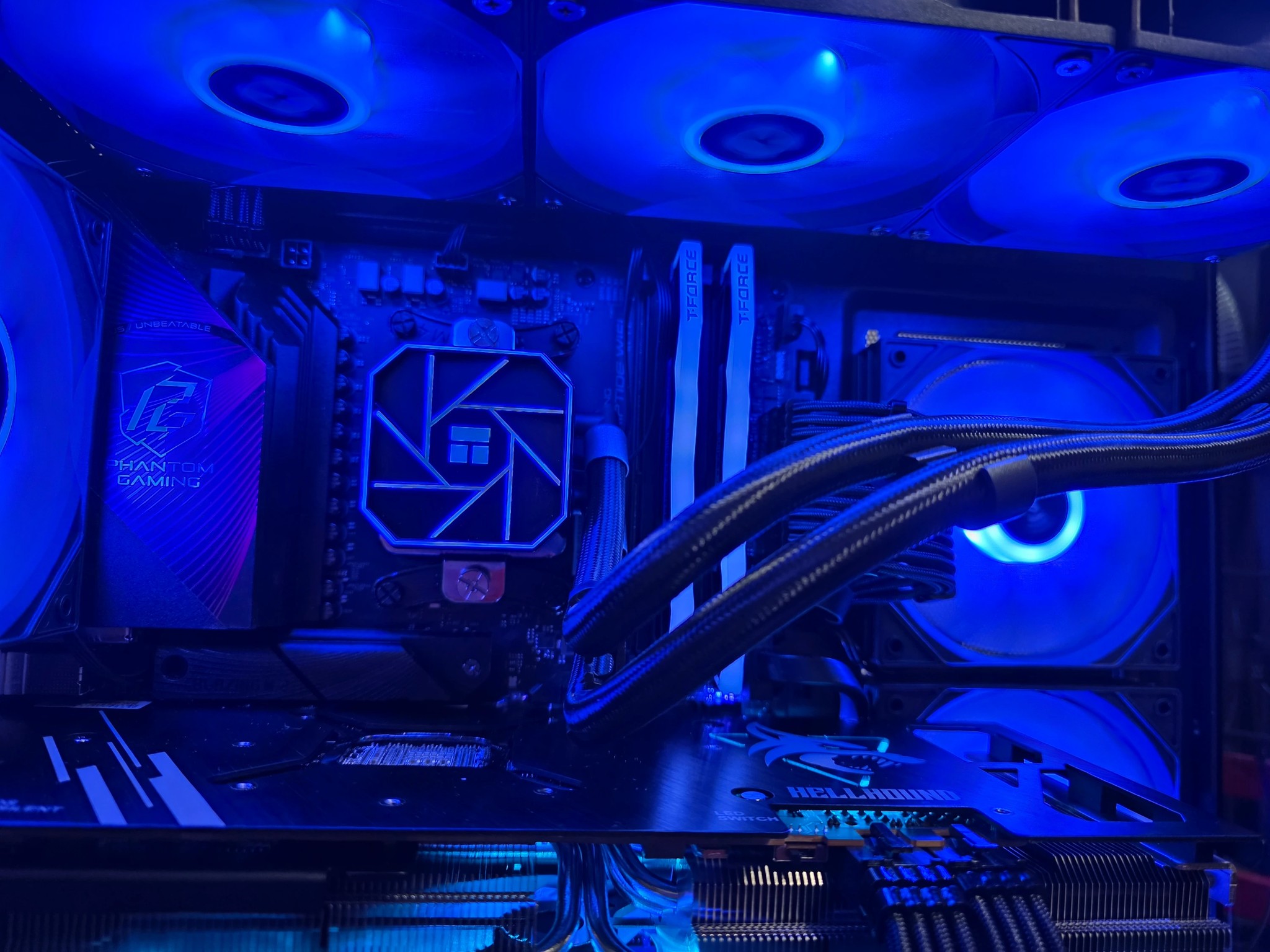 Fresh Build Gaming PC 9800X3D-32GB Ram-RX 7900XTX Hellhound with 2TB SSD