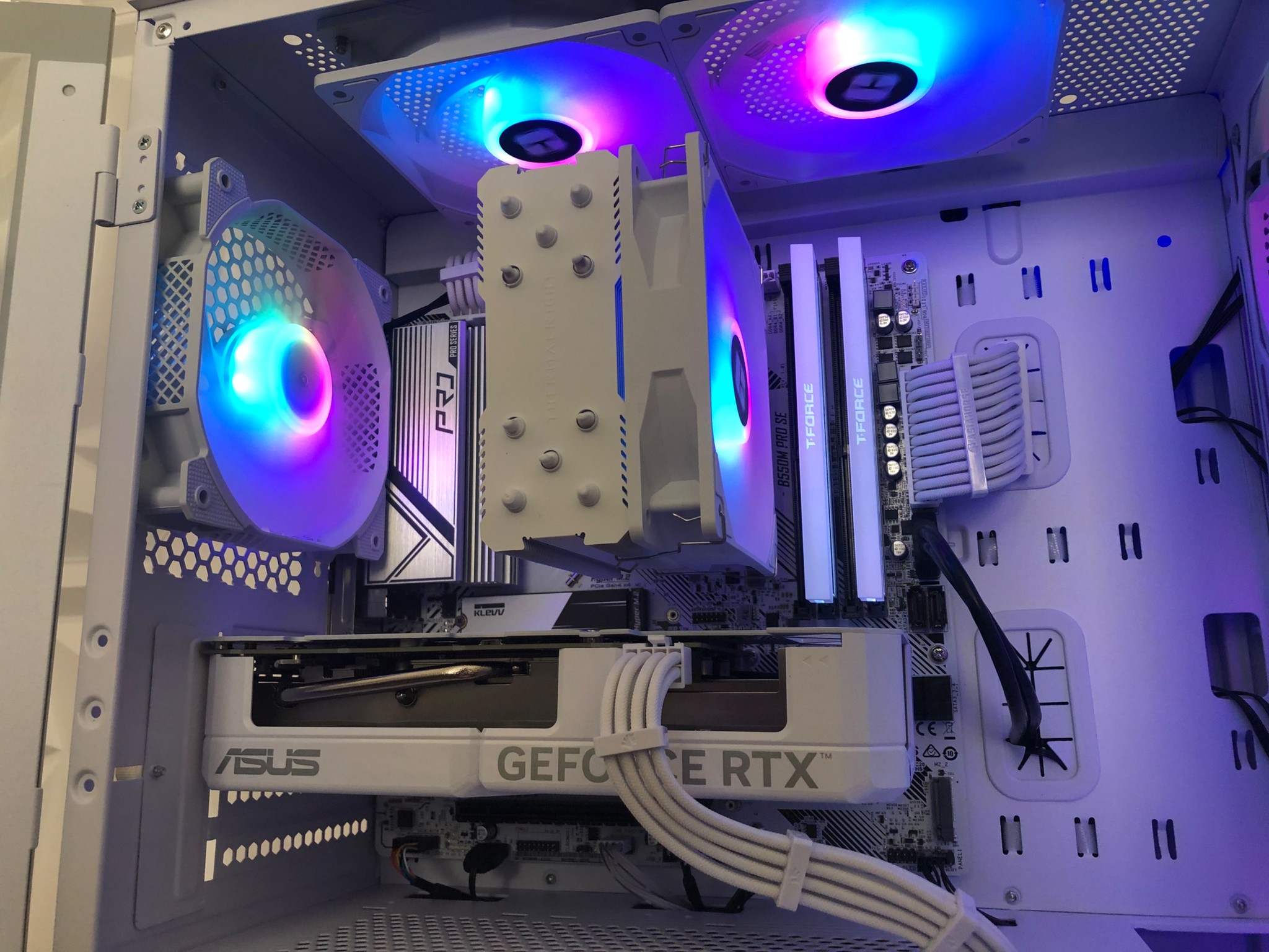 WHITEOUT AMD RYZEN 7 5700x & RTX 4060 GAMING PC!