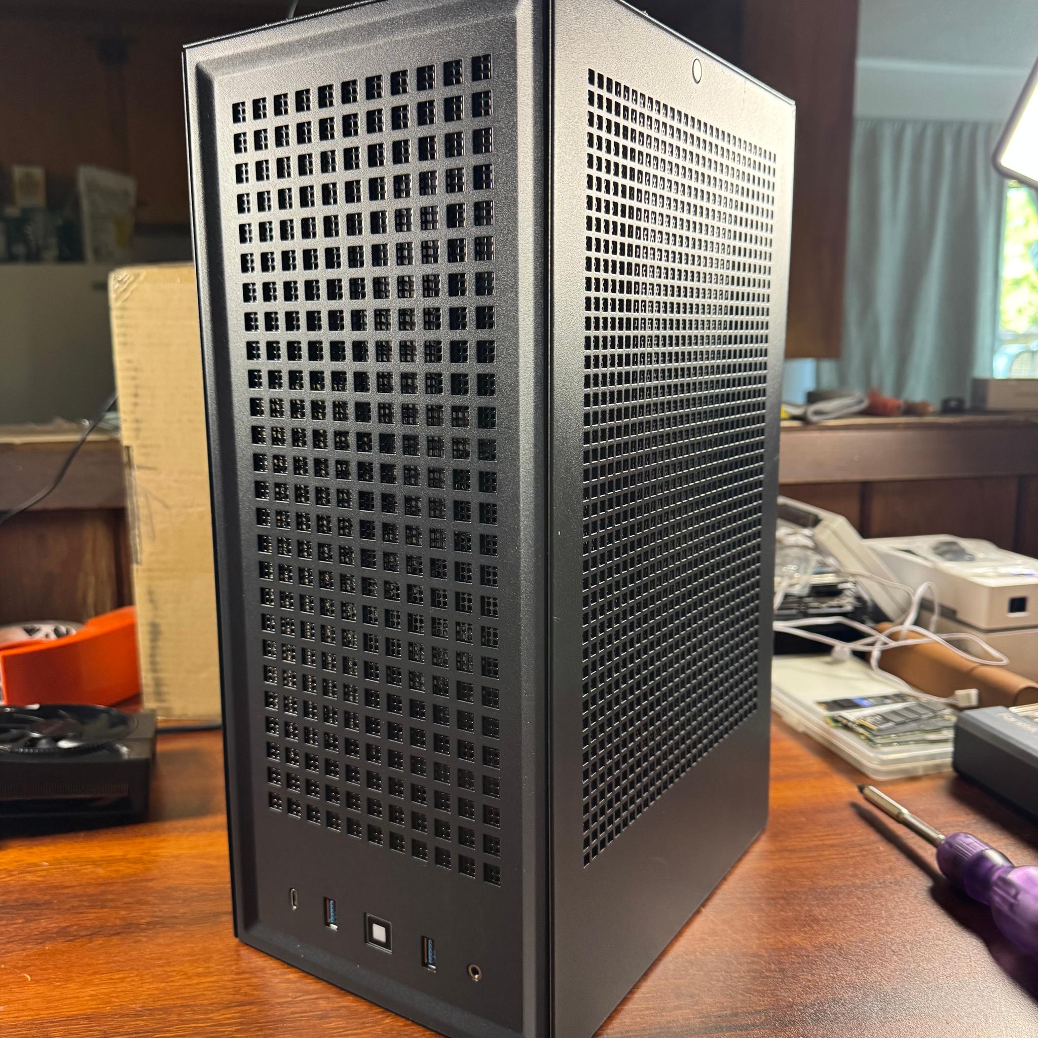 HYTE REVOLT 3 + 700W 80+ Platnium PSU