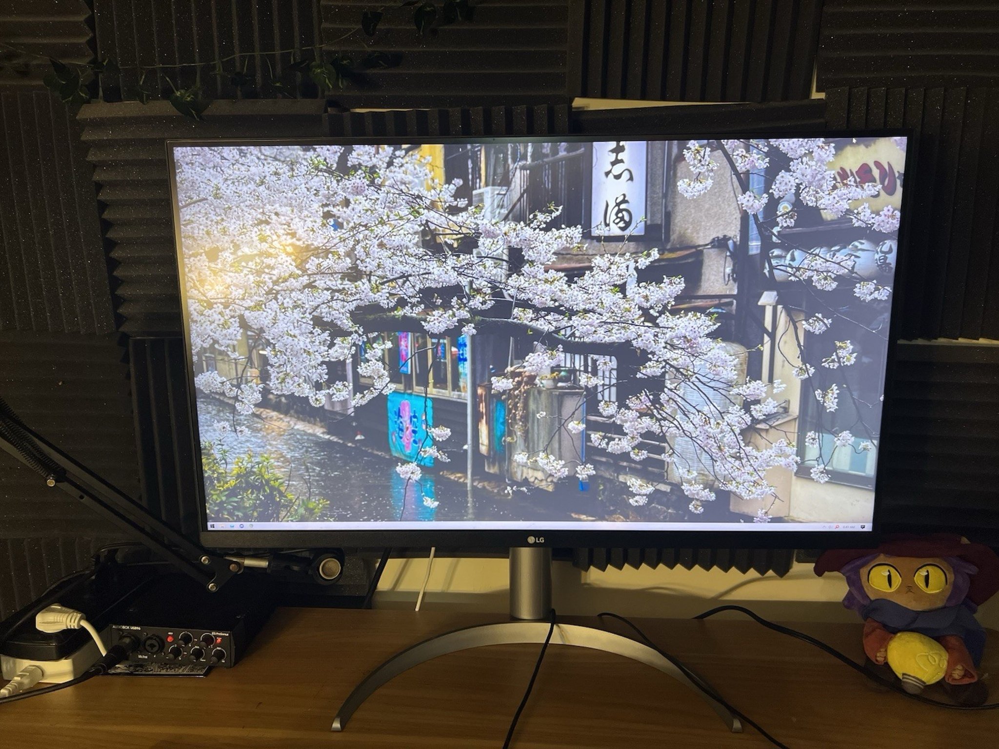 LG UltraFine 32UQ750-W 31.5" 16:9 4K Ultra HD 144Hz USB-C VA HDR Monitor