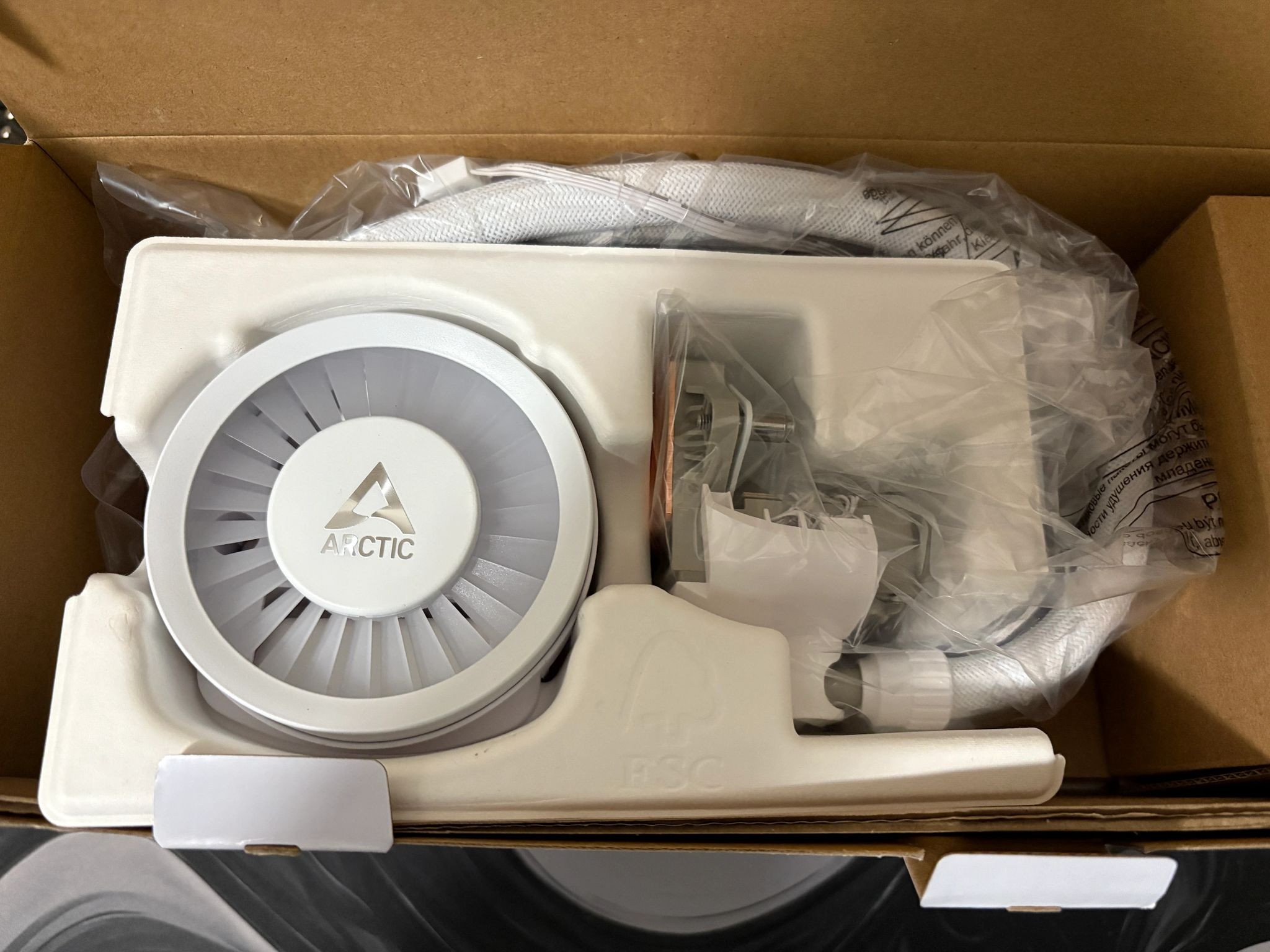 Arctic Liquid Freezer 3 - 360 A-RGB - White + 4 Arctic White RGB Fans