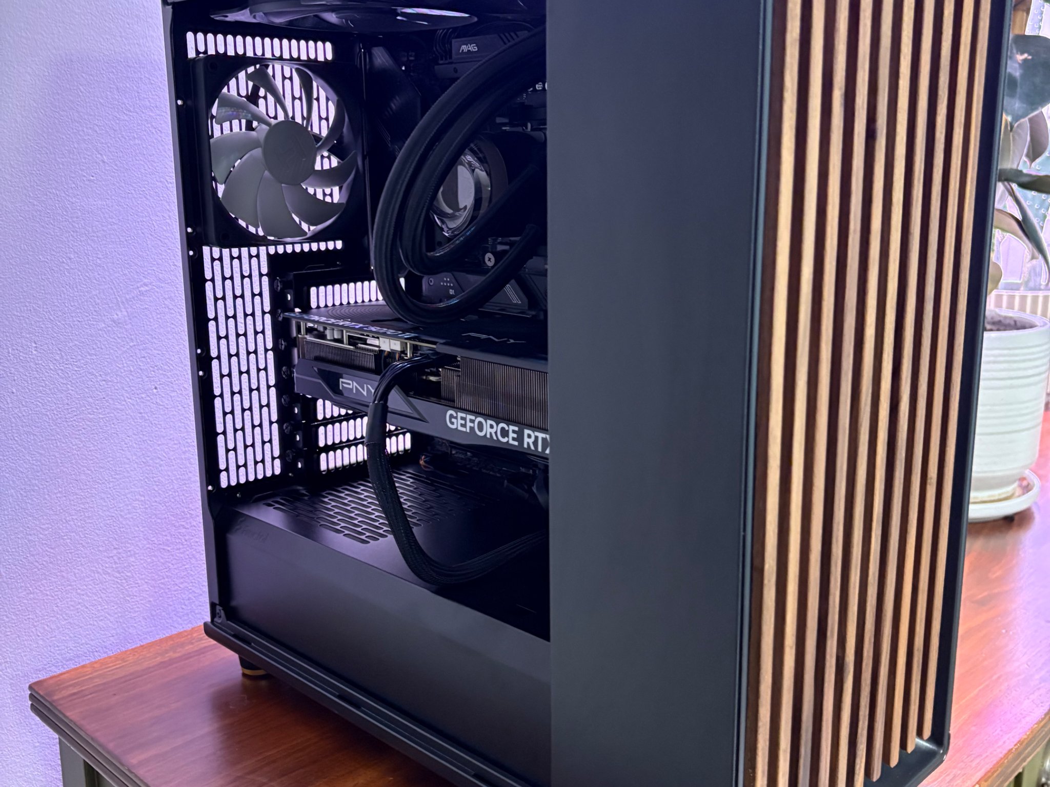 RTX 5070TI | Ryzen 7 7700X | 32GB DDR5 | 2TB SSD | 750W PSU | 5 x Fans | Fractal North ATX TG