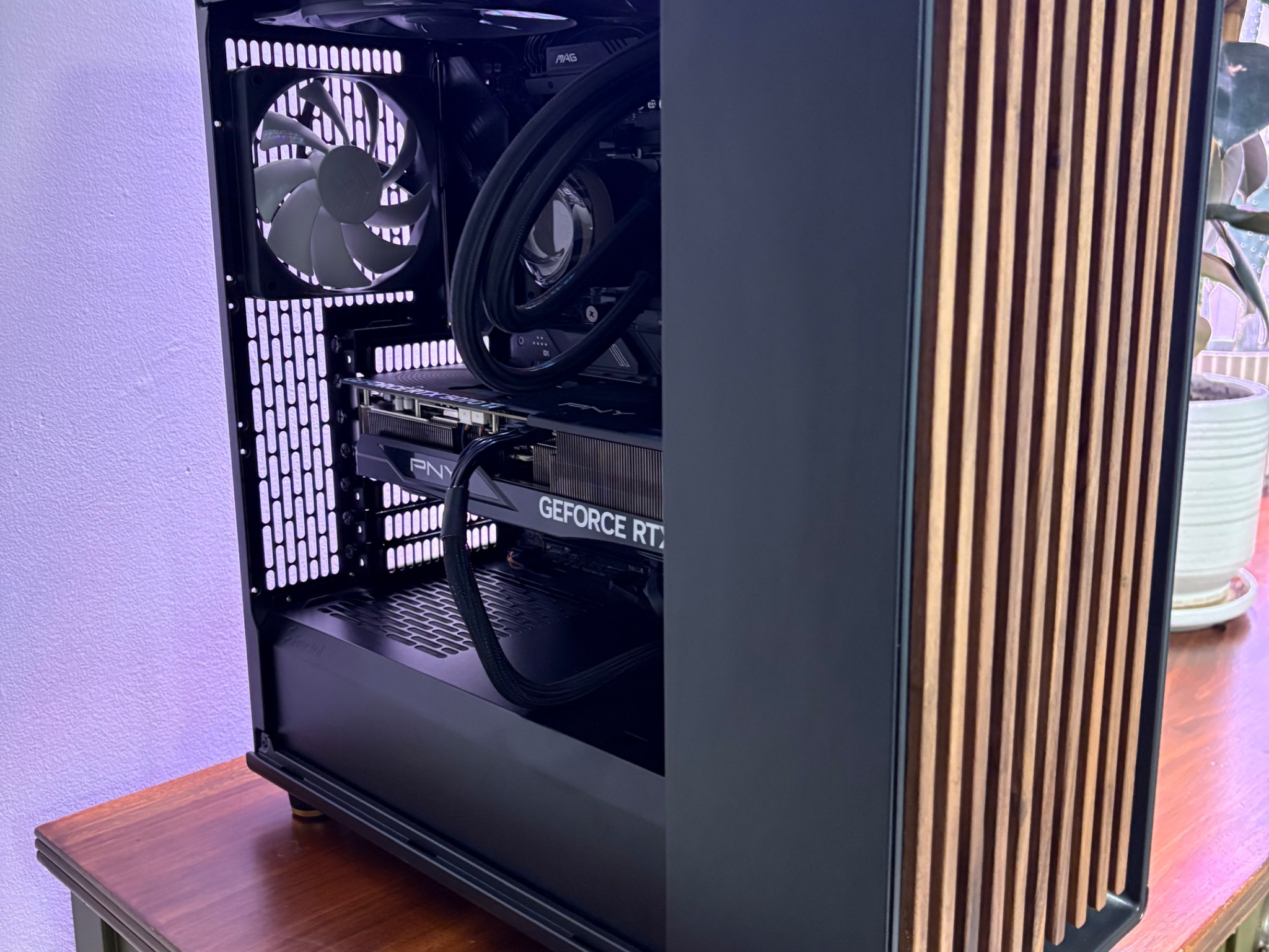 RTX 5070TI | Ryzen 7 7700X | 32GB DDR5 | 2TB SSD | 750W PSU | 5 x Fans | Fractal North ATX TG