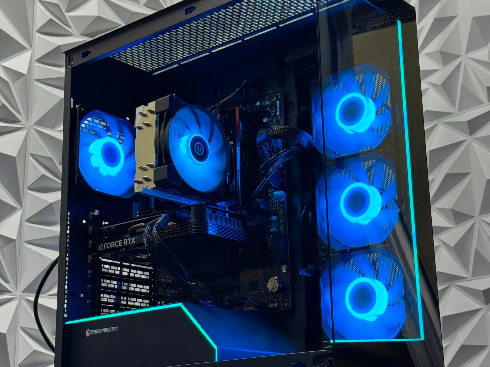 Ryzen 7 8700F / 16GB 6000MHz DDR5 / RTX 4060 / 500GB Crucial SSD / windows 11 home