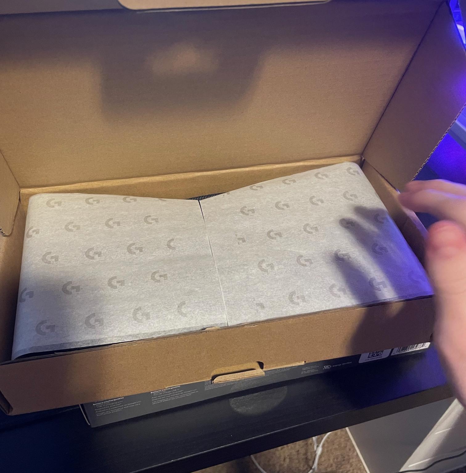 Logitech G Cloud Gaming Handheld (FREE CASE)